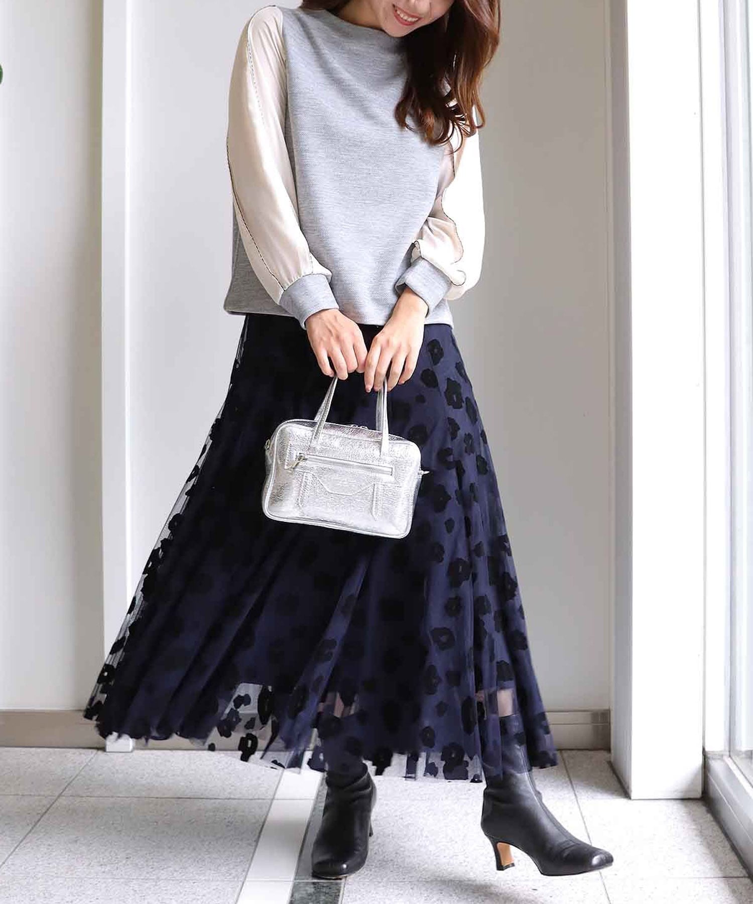 袖刺繍異素材ハイネックカットソー