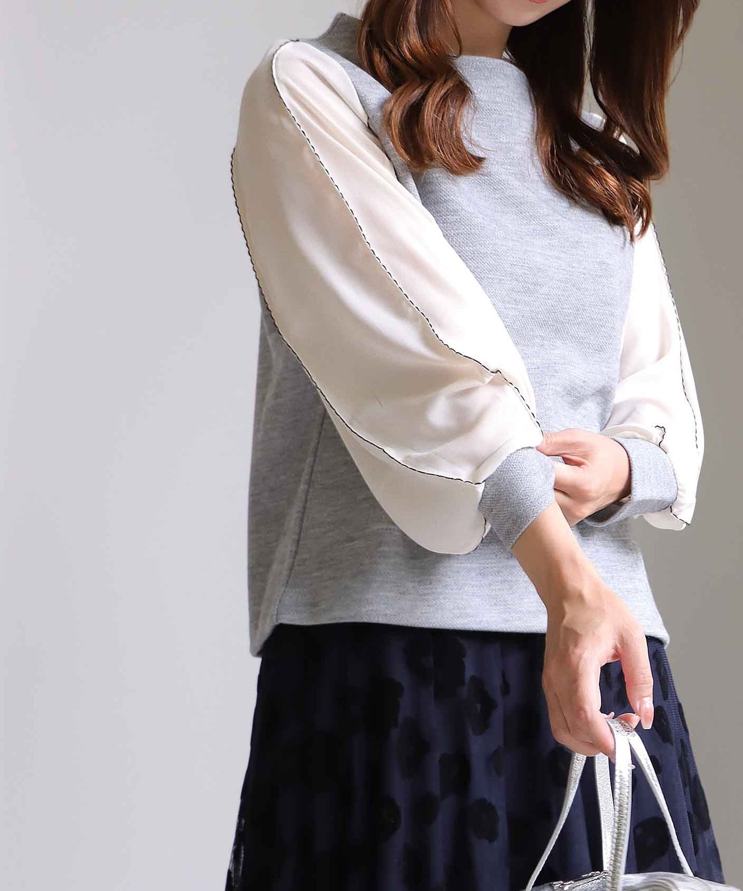 袖刺繍異素材ハイネックカットソー
