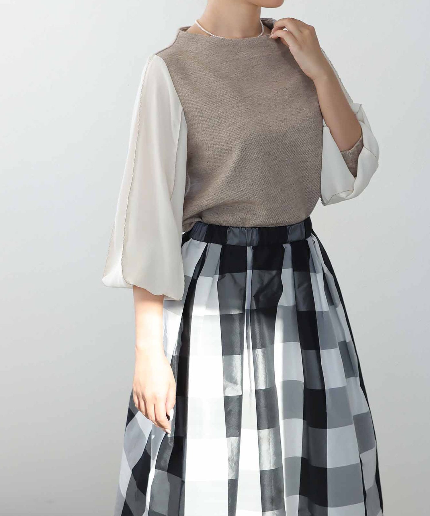 袖刺繍異素材ハイネックカットソー