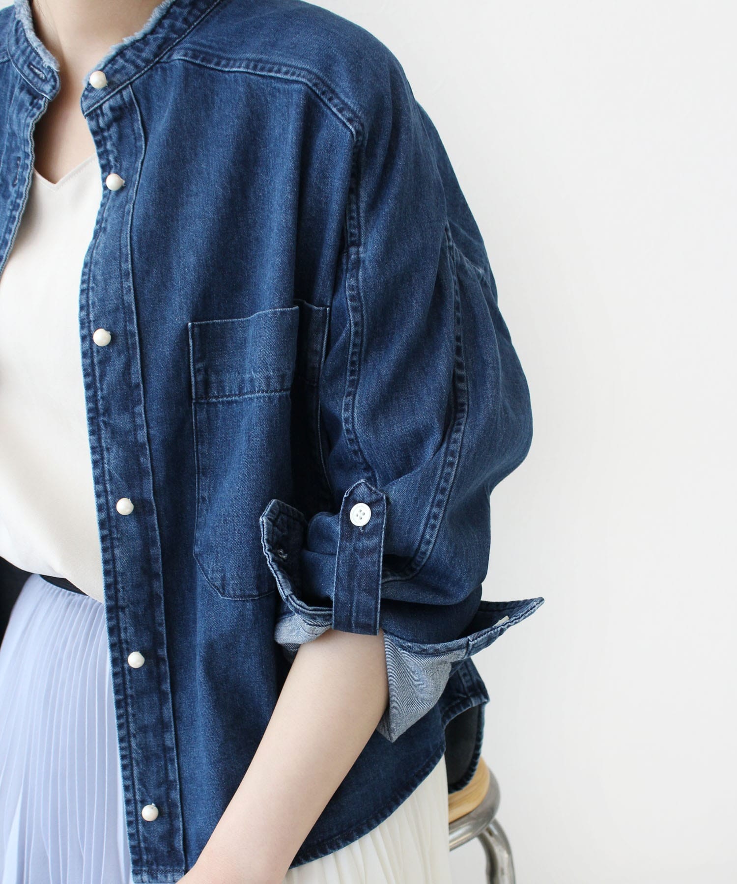 ≪一部予約≫パールボタン ダンガリーデニムスタンドブラウス【ロールアップ出来る】
