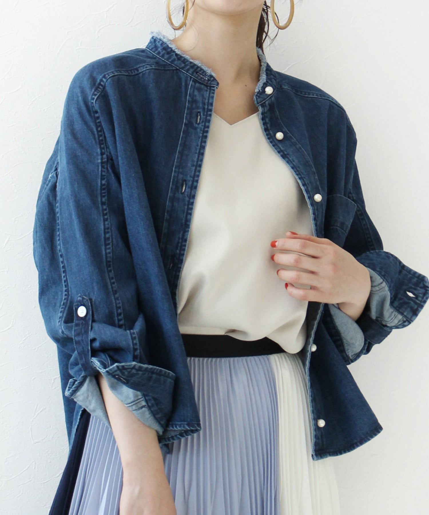 ≪一部予約≫パールボタン ダンガリーデニムスタンドブラウス【ロールアップ出来る】
