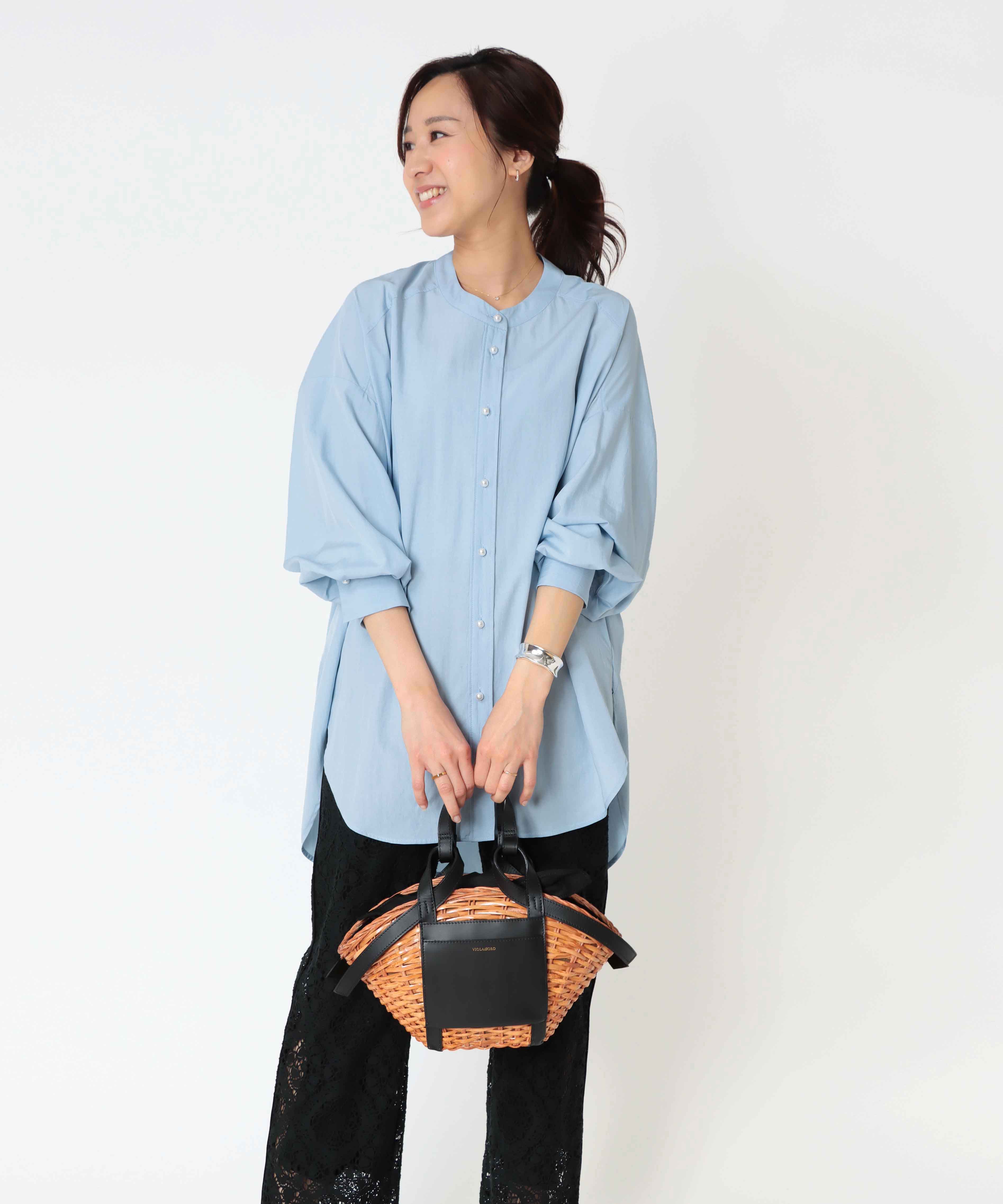 パール釦バンドカラーシャツブラウス | AND ON JIONE STORE