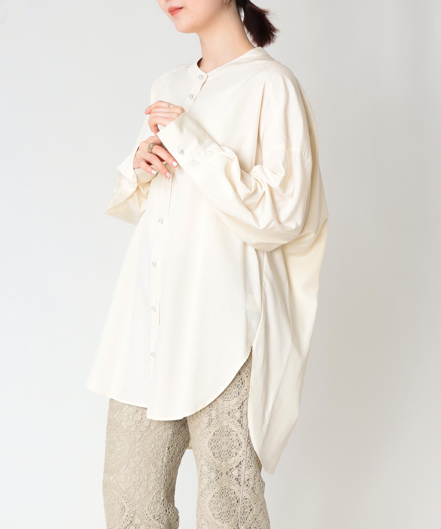 パール釦バンドカラーシャツブラウス | AND ON JIONE STORE