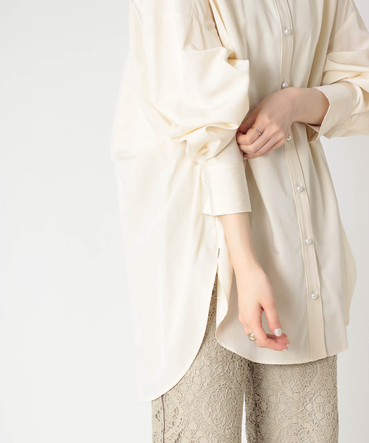 パール釦バンドカラーシャツブラウス | AND ON JIONE STORE