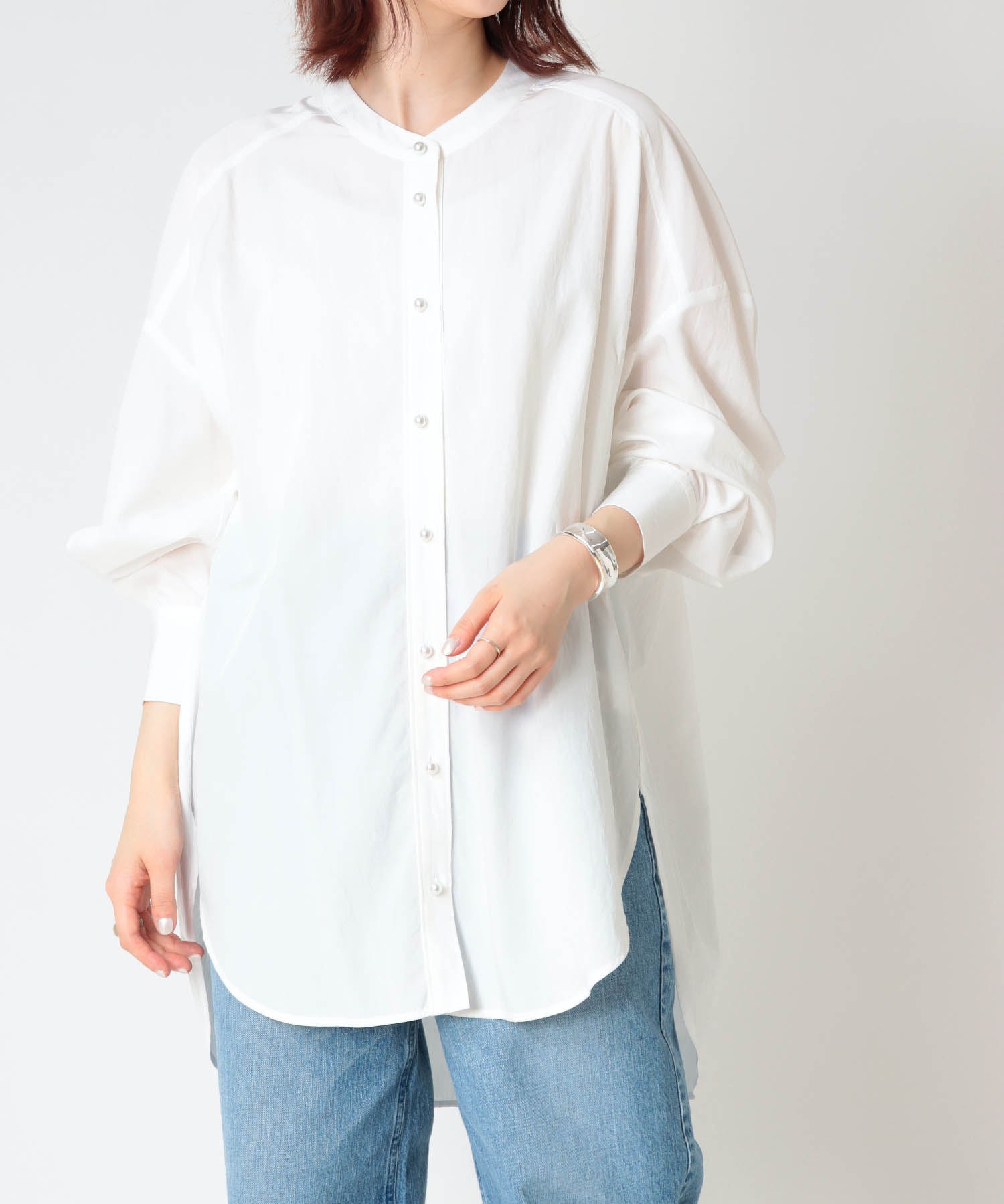 パール釦バンドカラーシャツブラウス | AND ON JIONE STORE