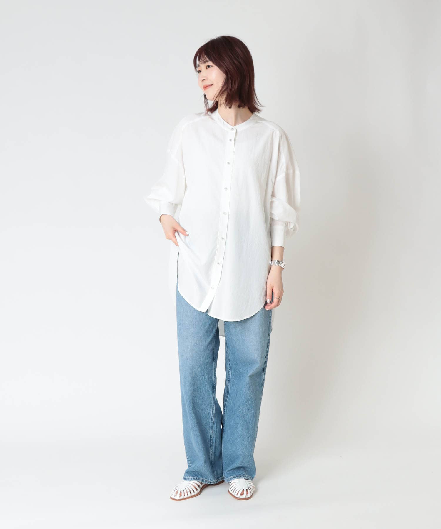 パール釦バンドカラーシャツブラウス | AND ON JIONE STORE