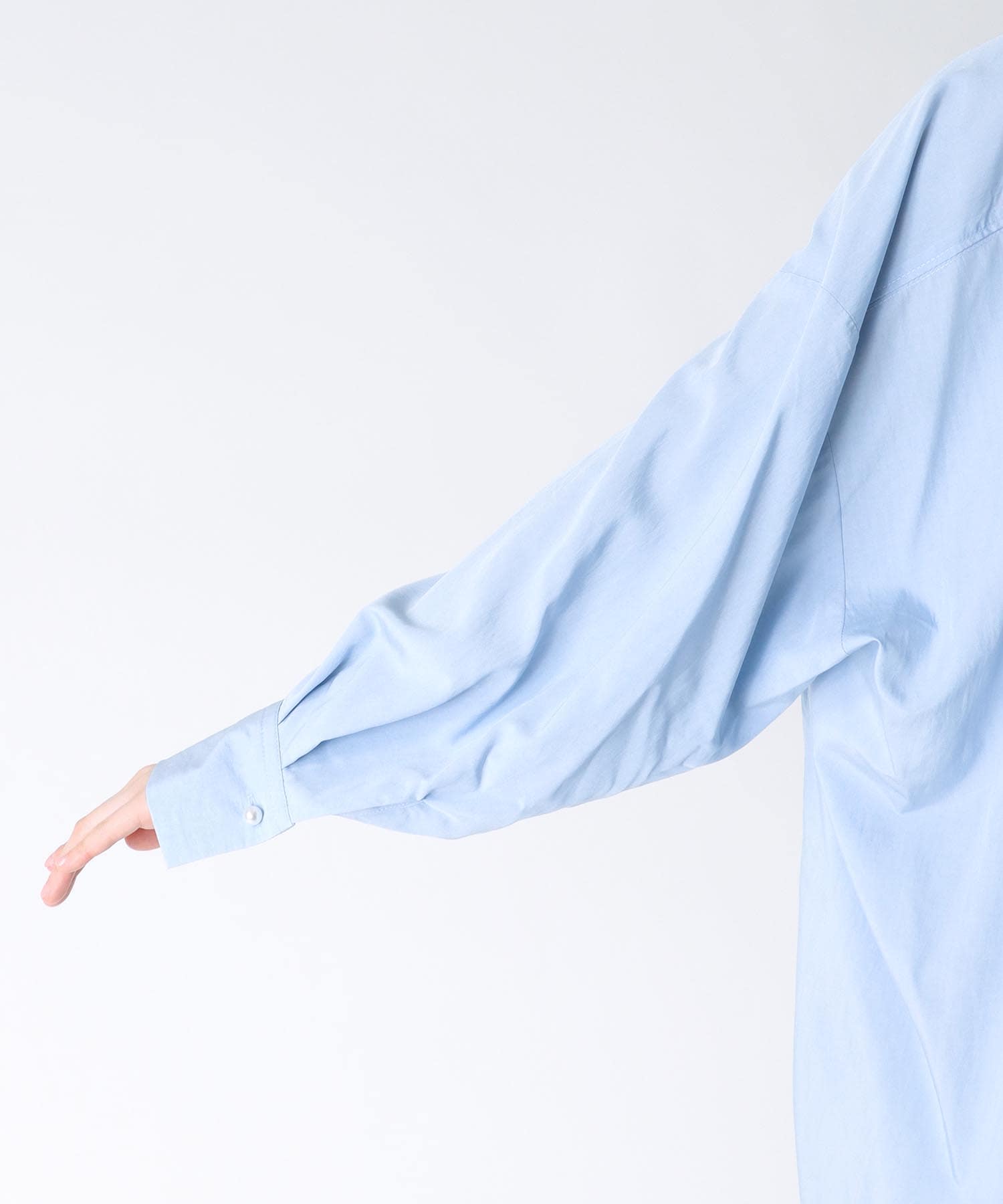 パール釦バンドカラーシャツブラウス | AND ON JIONE STORE