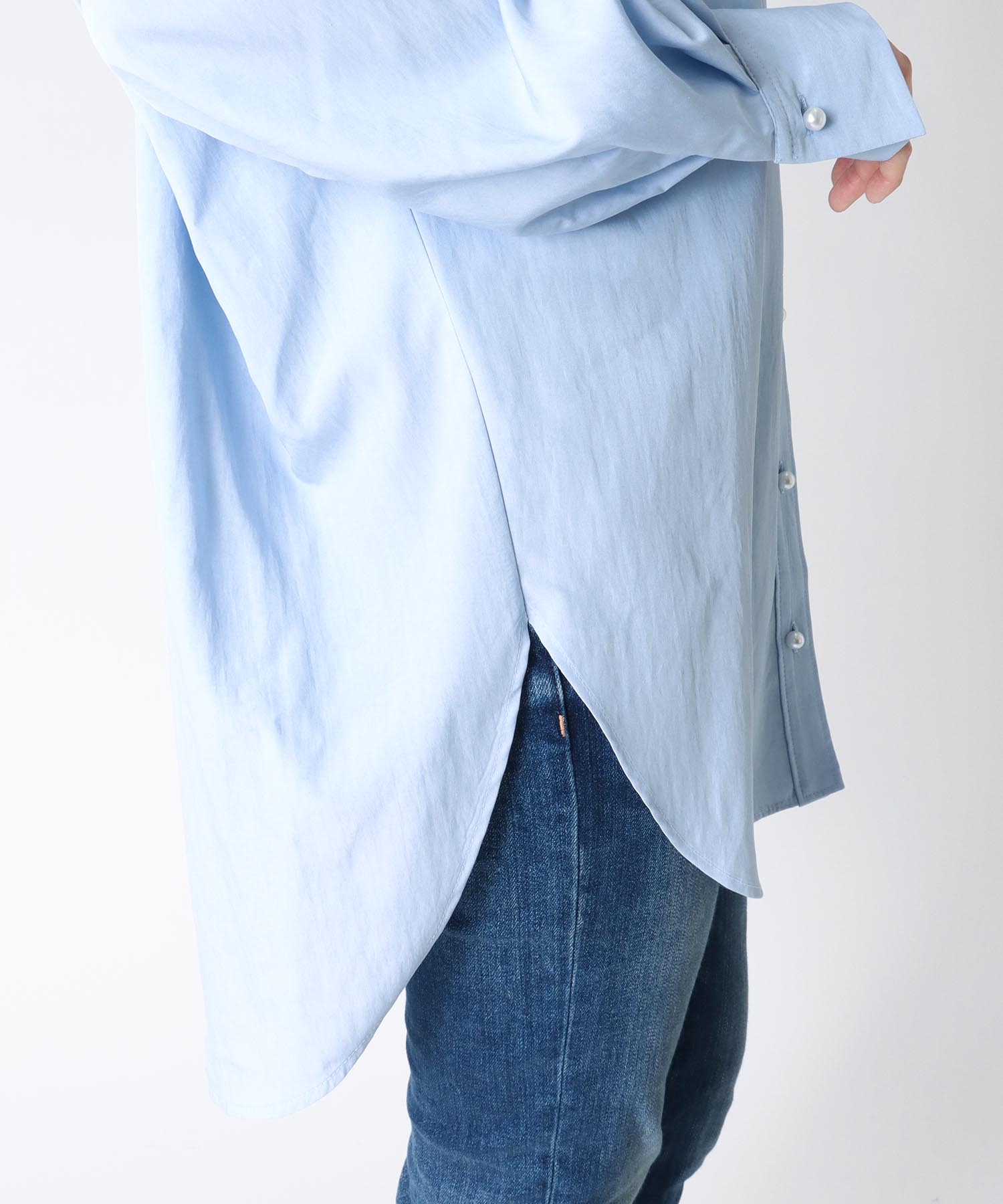 パール釦バンドカラーシャツブラウス | AND ON JIONE STORE