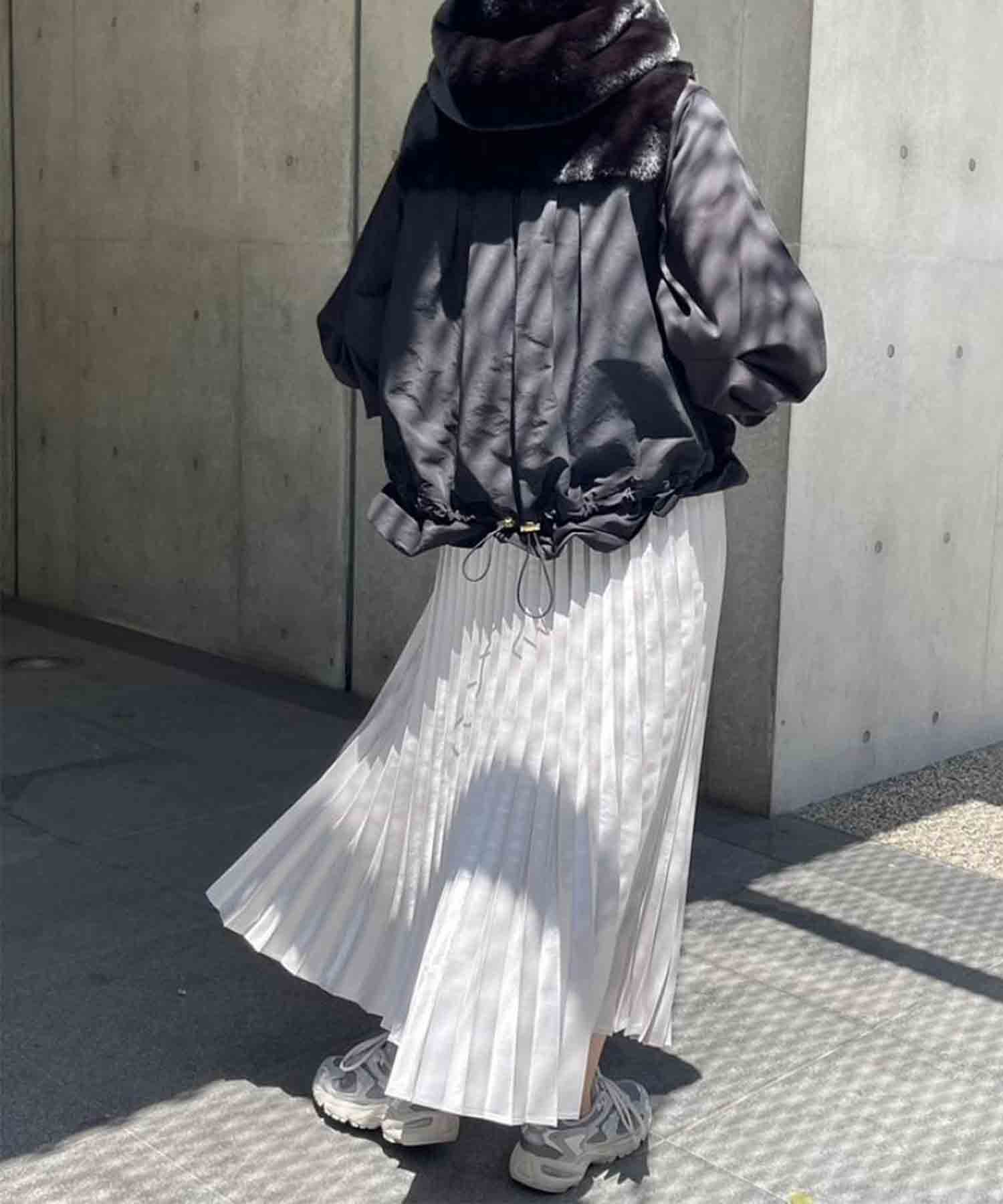 サテンプリーツロングスカート
