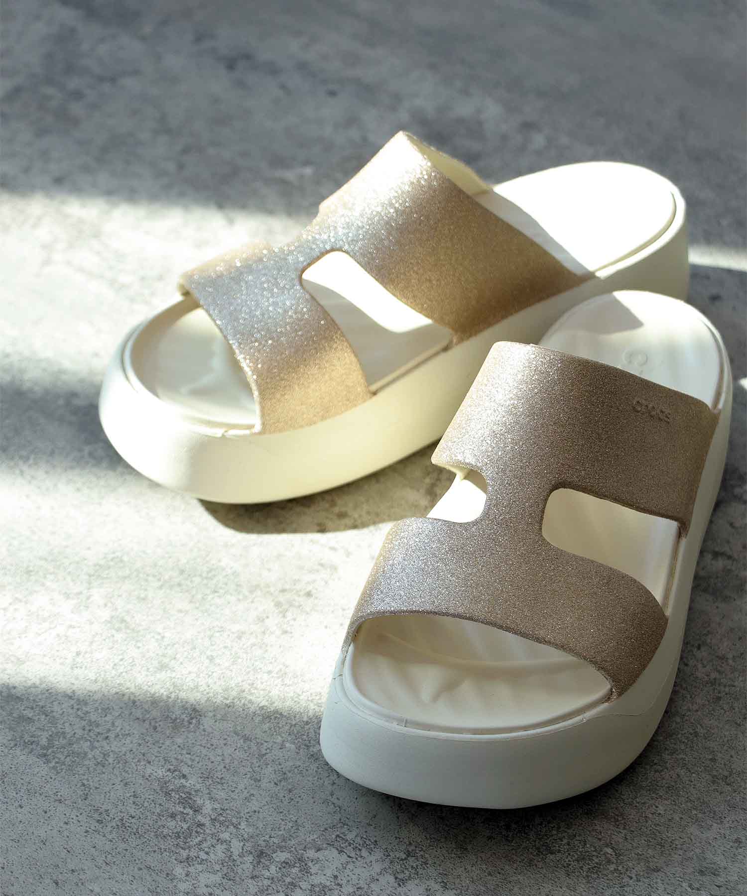 【CROCS/クロックス】 GETAWAY PLATFORM GLITTER H STRAP