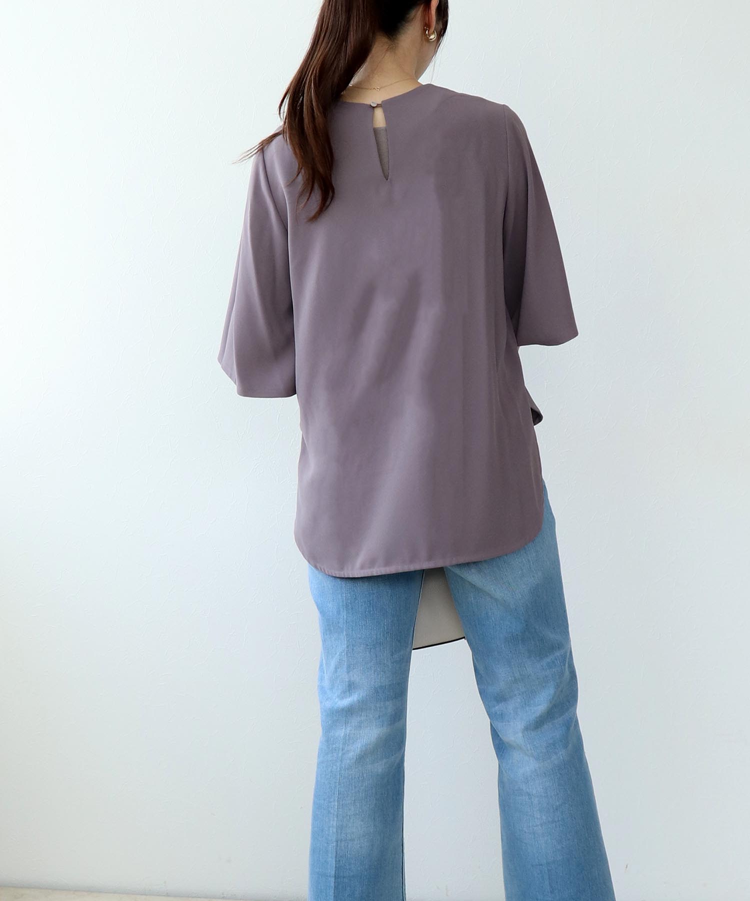 ベルスリーブバックサテンブラウス | AND ON JIONE STORE
