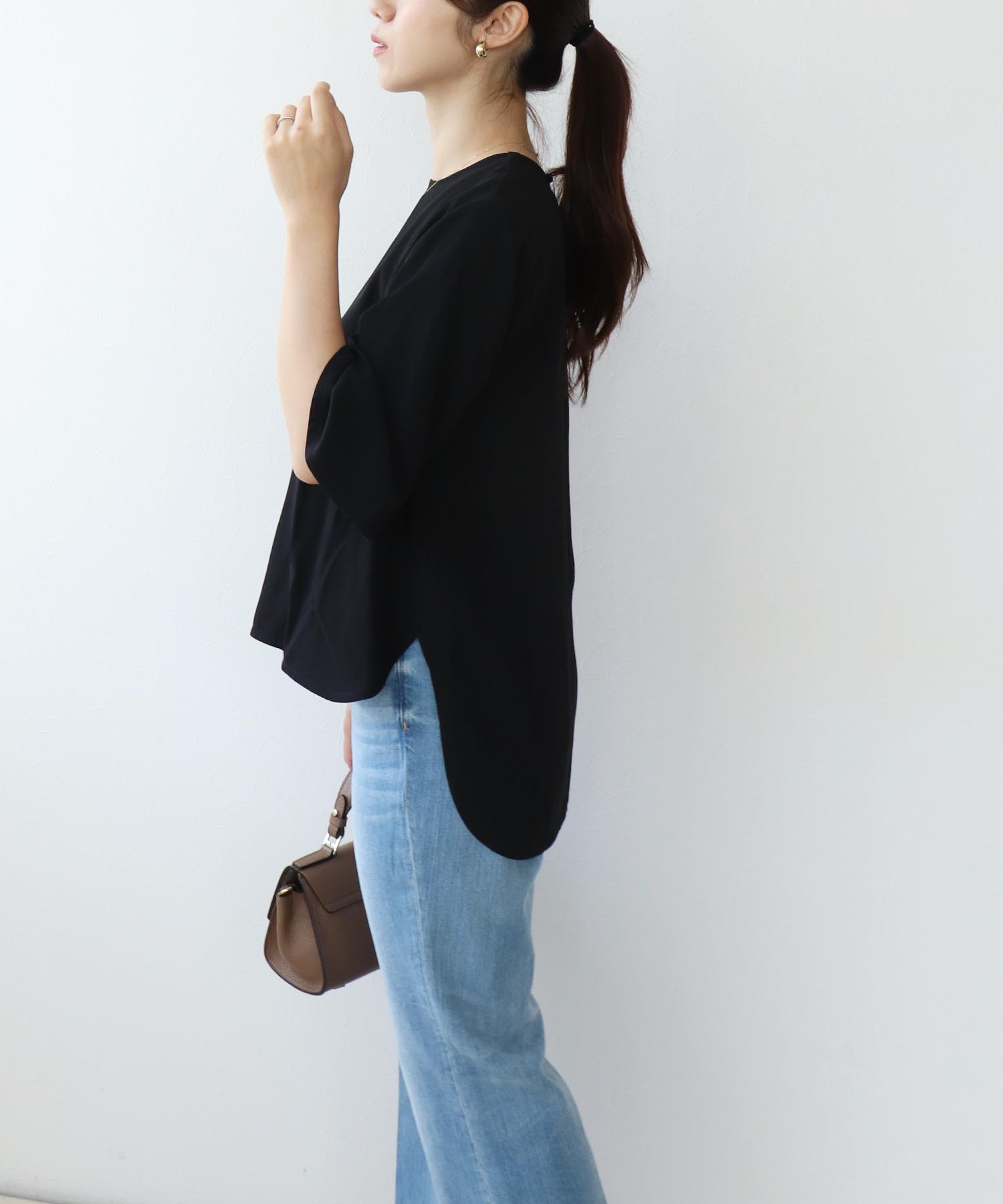 ベルスリーブバックサテンブラウス | AND ON JIONE STORE