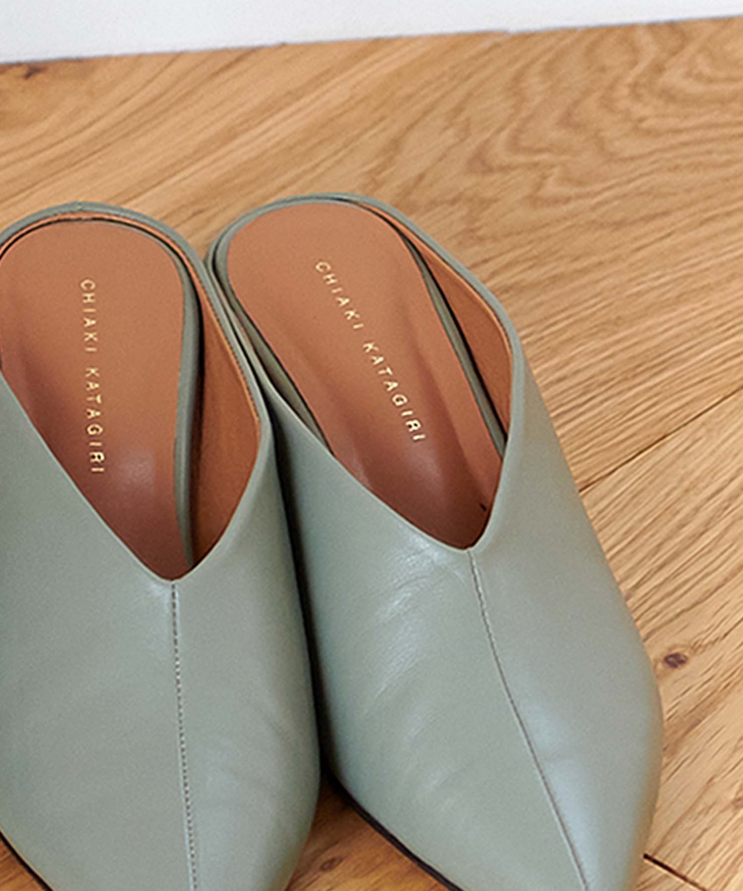 ポインテッドトゥミュール