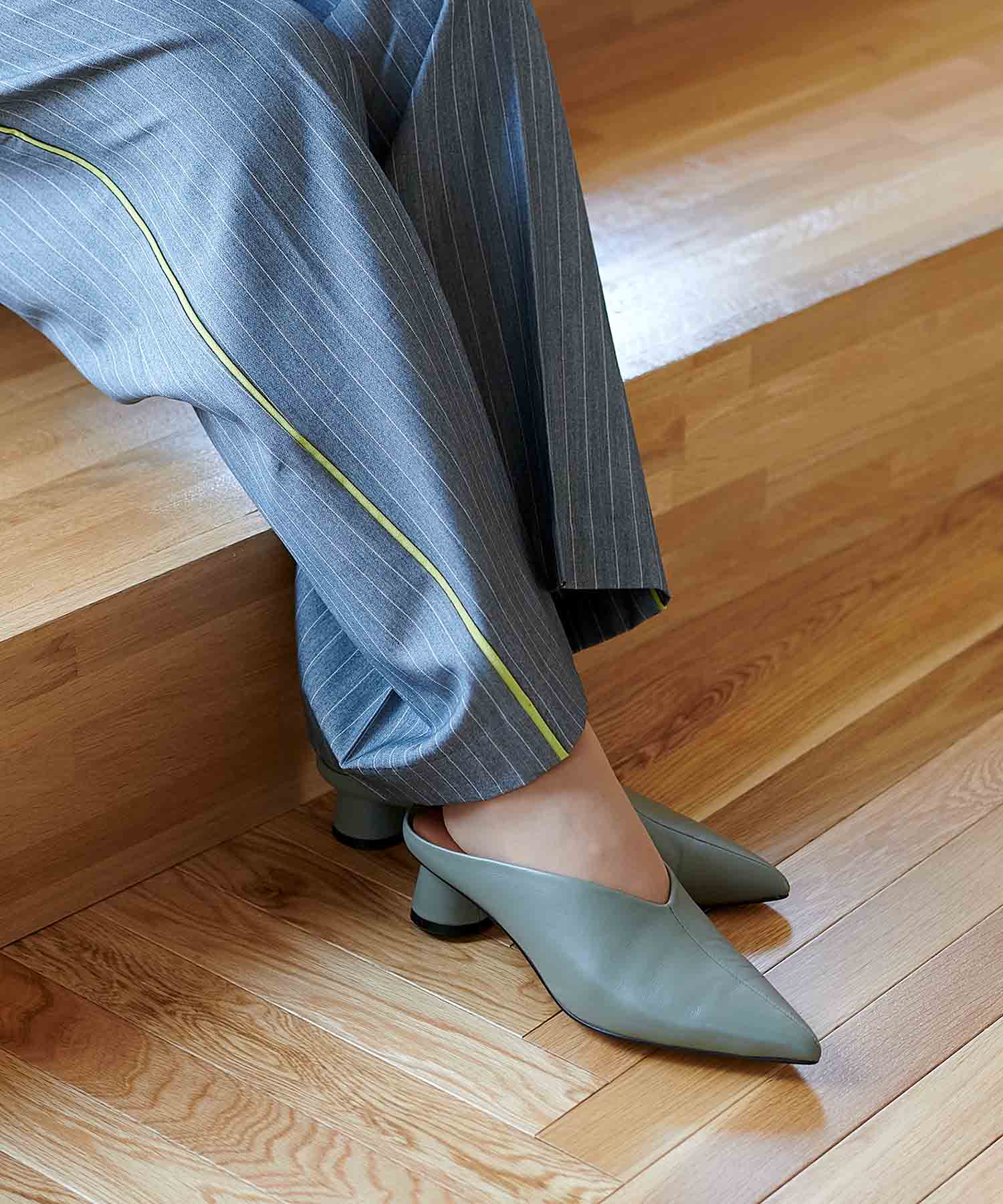 ポインテッドトゥミュール