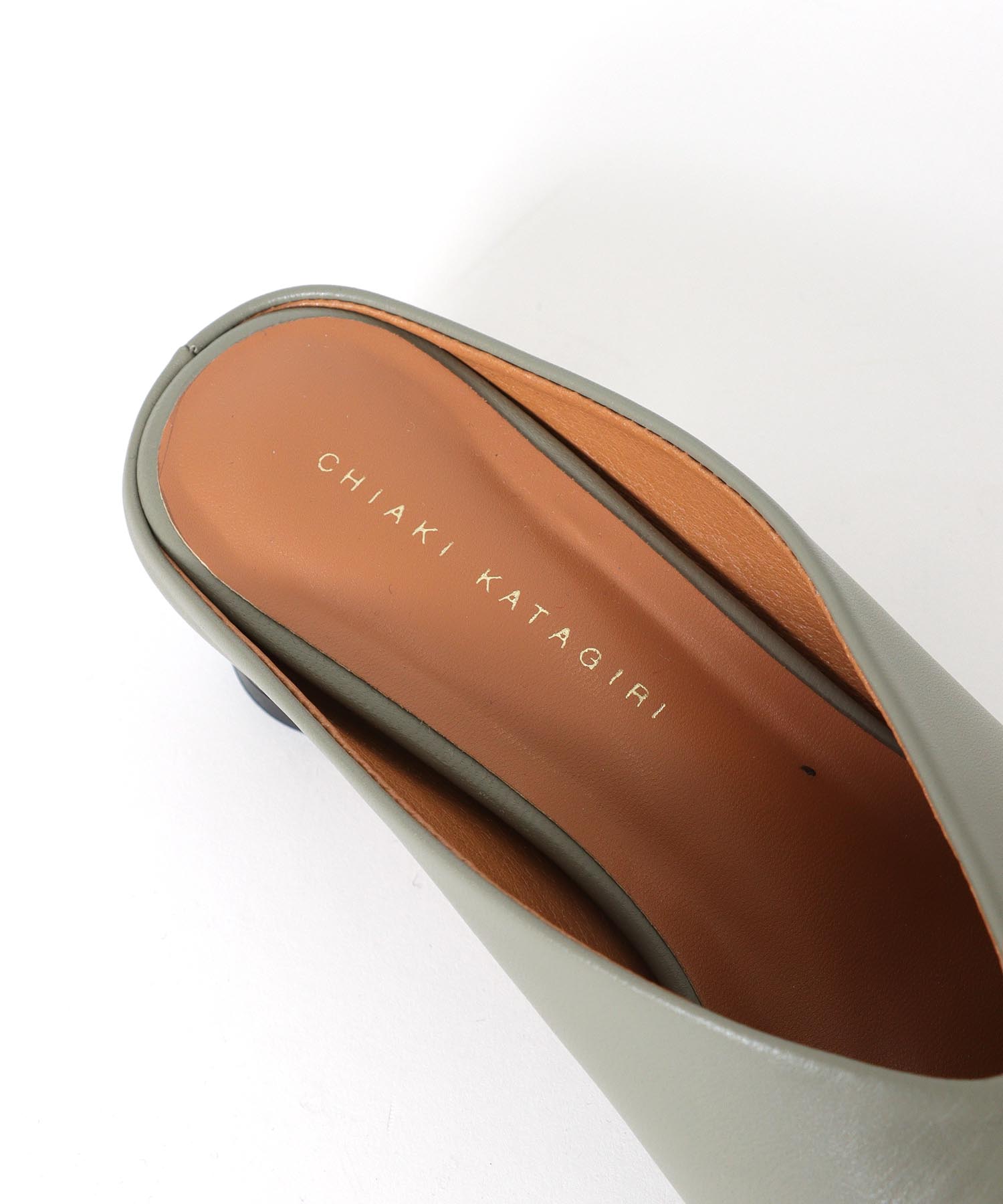 ポインテッドトゥミュール