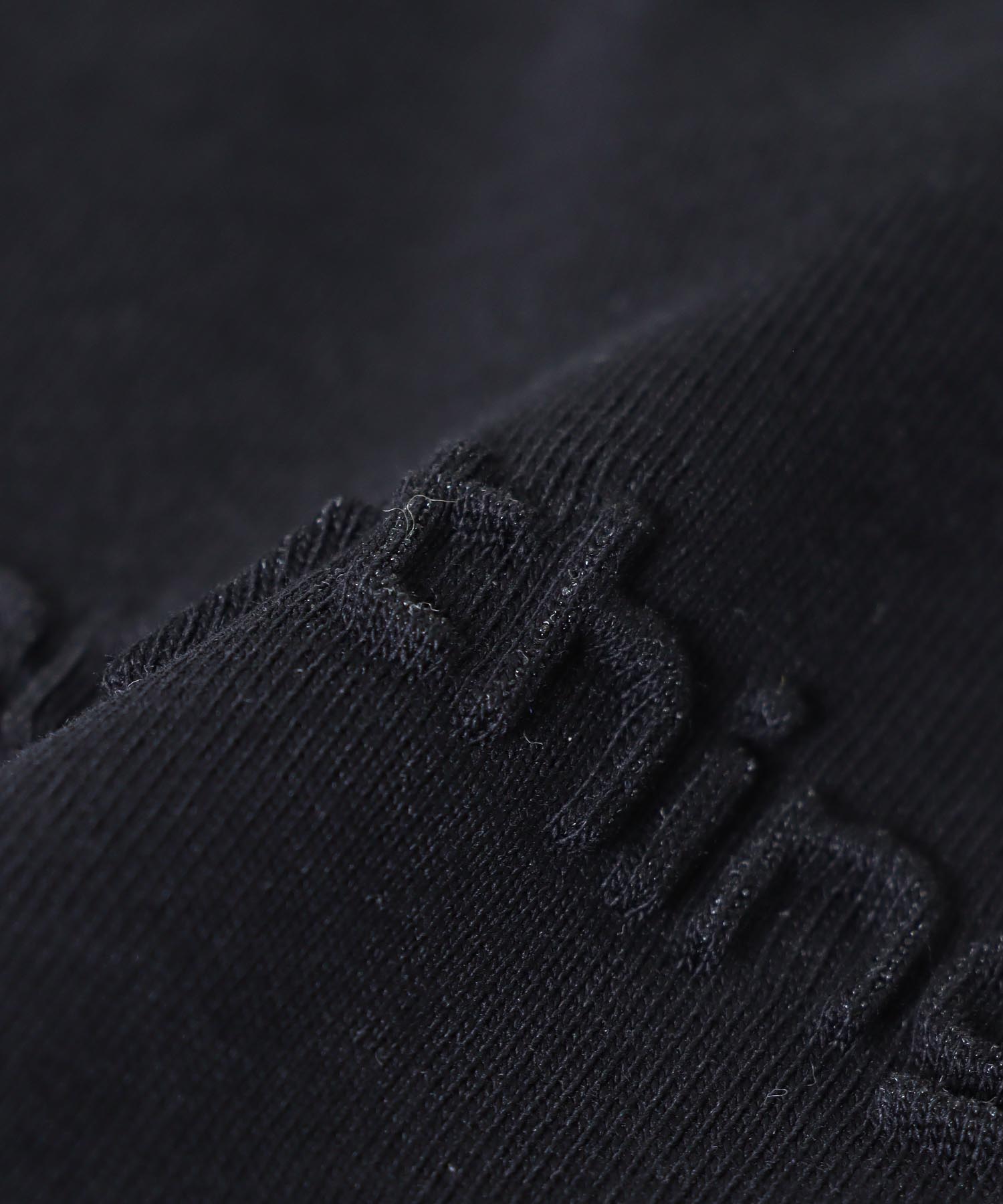 エンボスロゴショート丈Tシャツ
