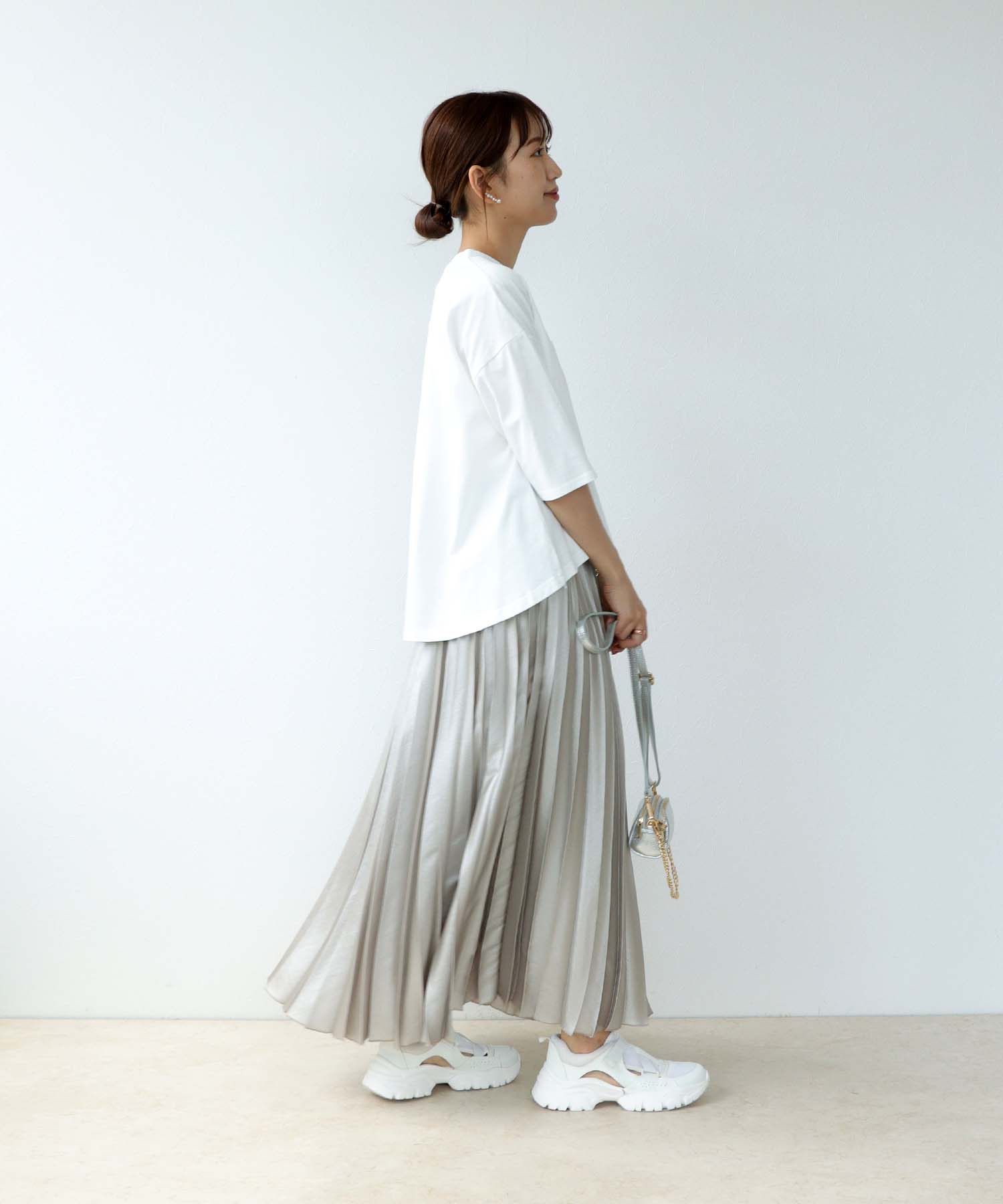 エンボスロゴショート丈Tシャツ