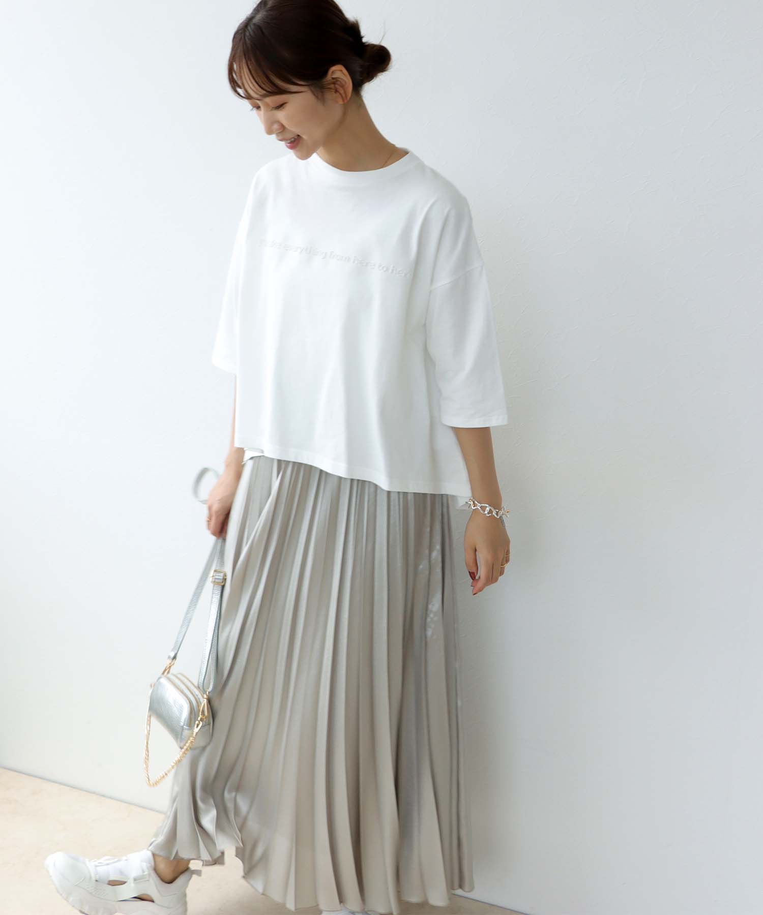 エンボスロゴショート丈Tシャツ