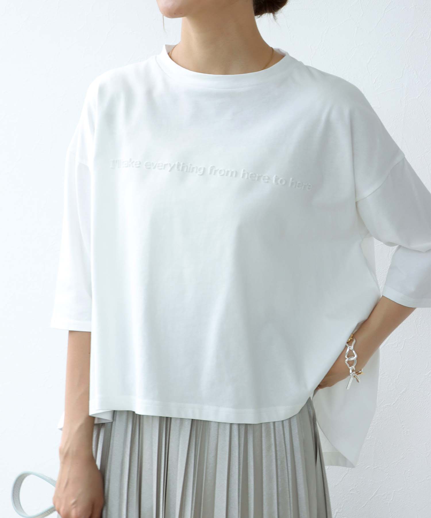 エンボスロゴショート丈Tシャツ