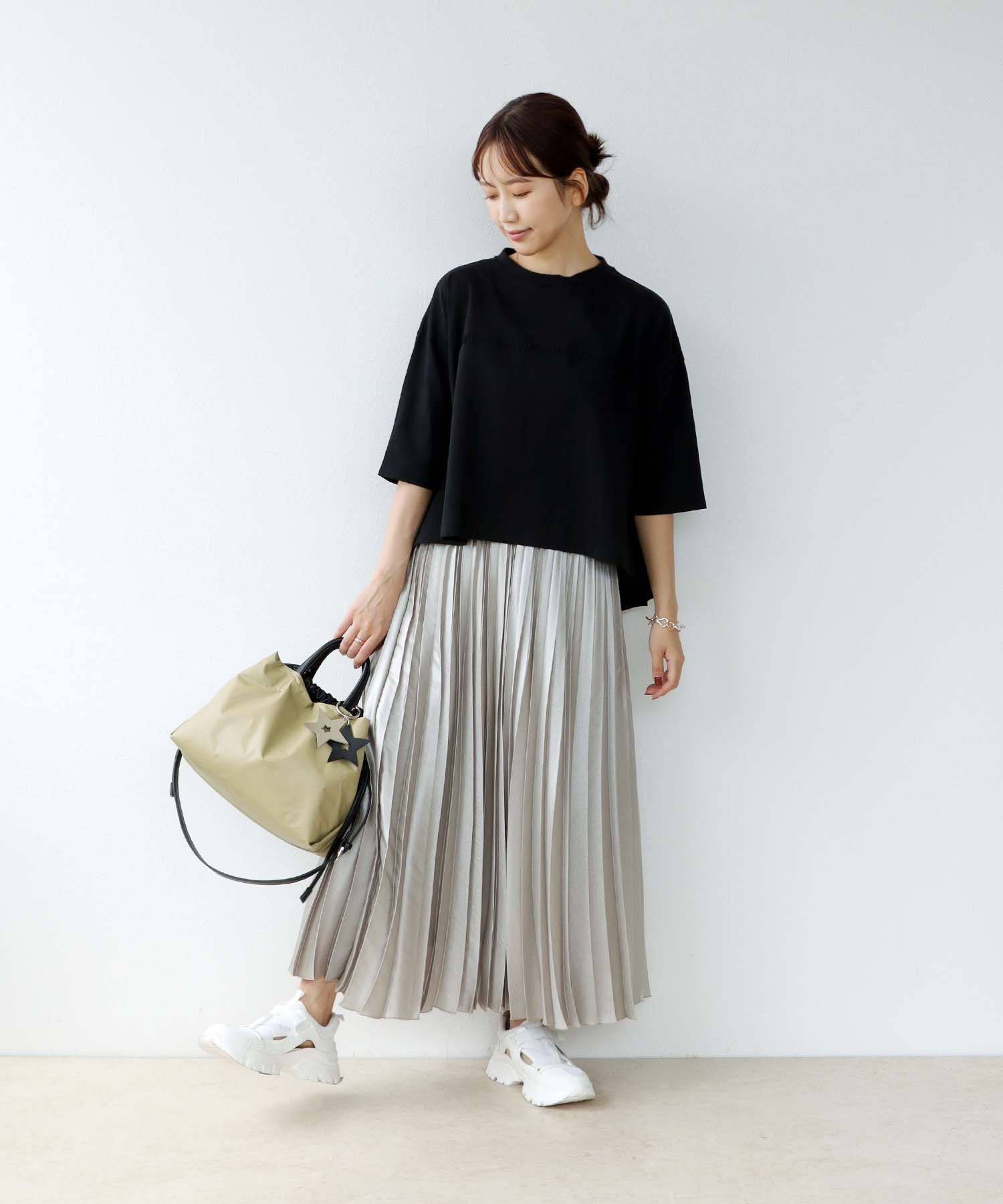 エンボスロゴショート丈Tシャツ