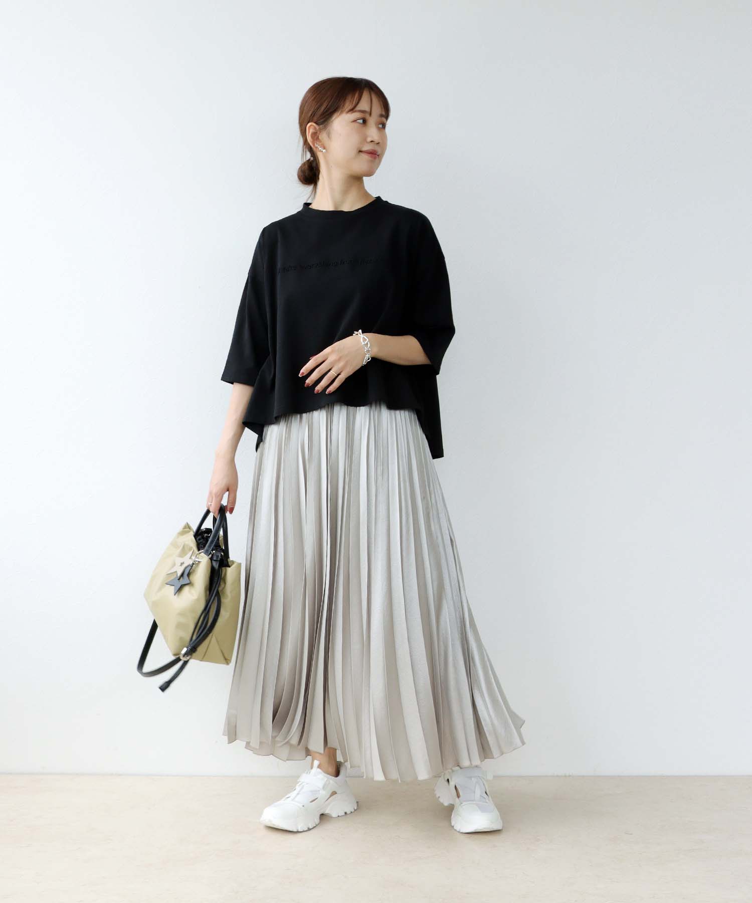 エンボスロゴショート丈Tシャツ