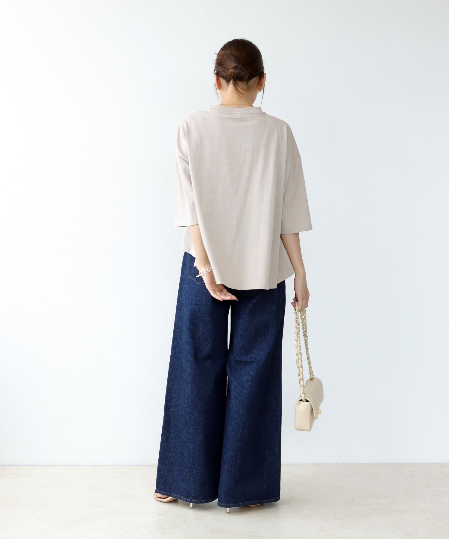 エンボスロゴショート丈Tシャツ