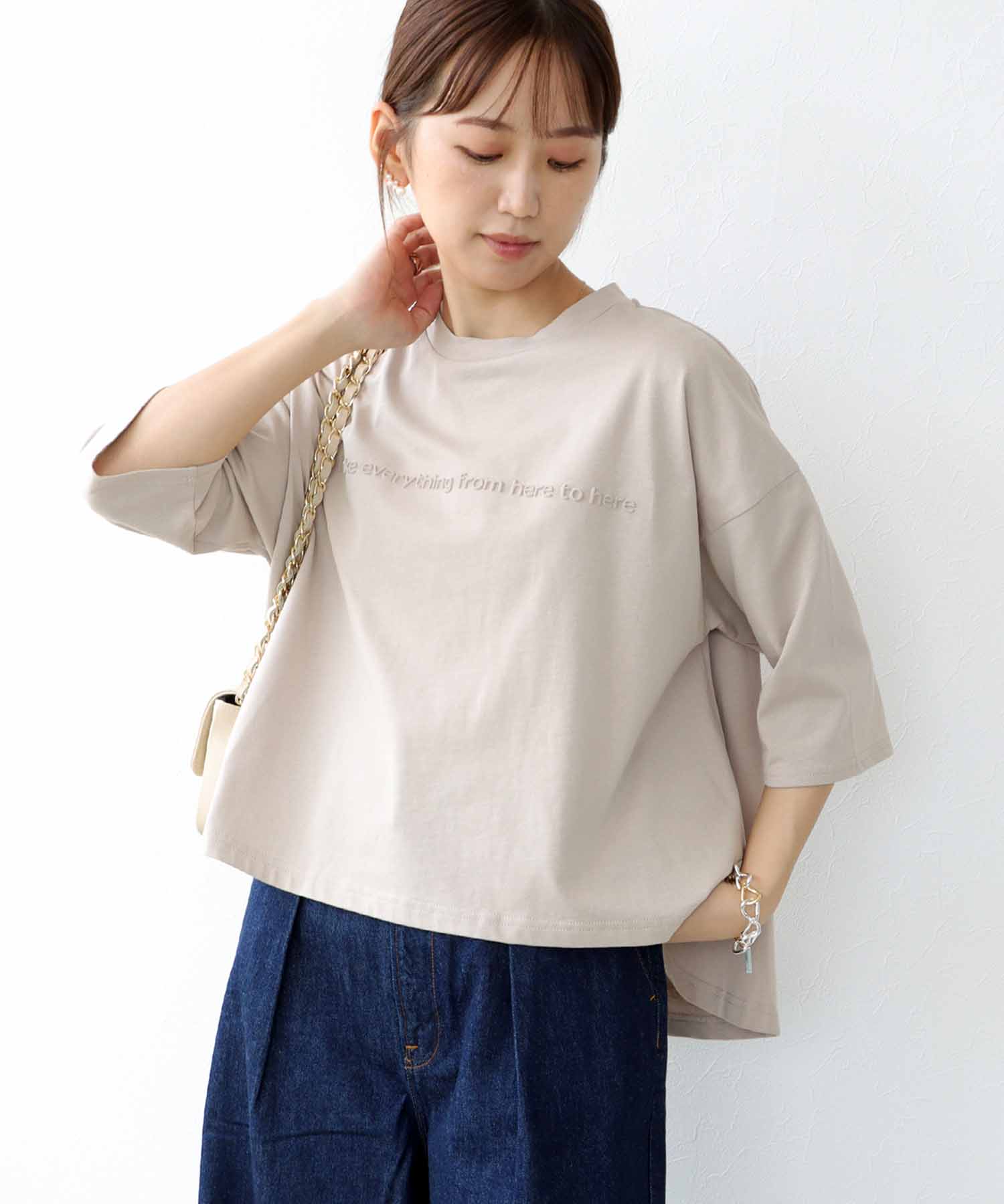 エンボスロゴショート丈Tシャツ | AND ON JIONE STORE