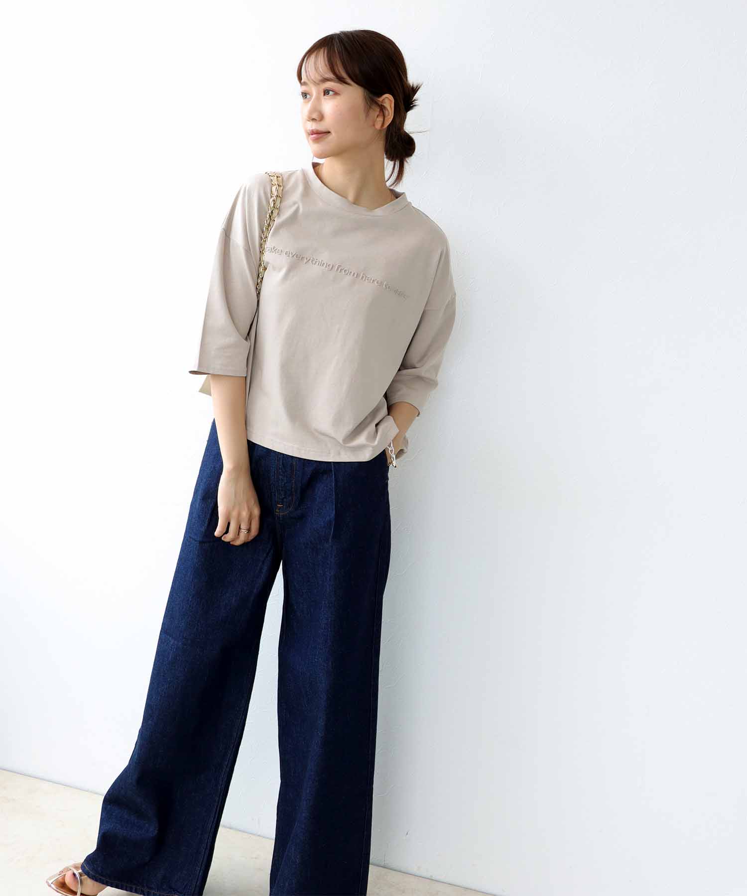 エンボスロゴショート丈Tシャツ