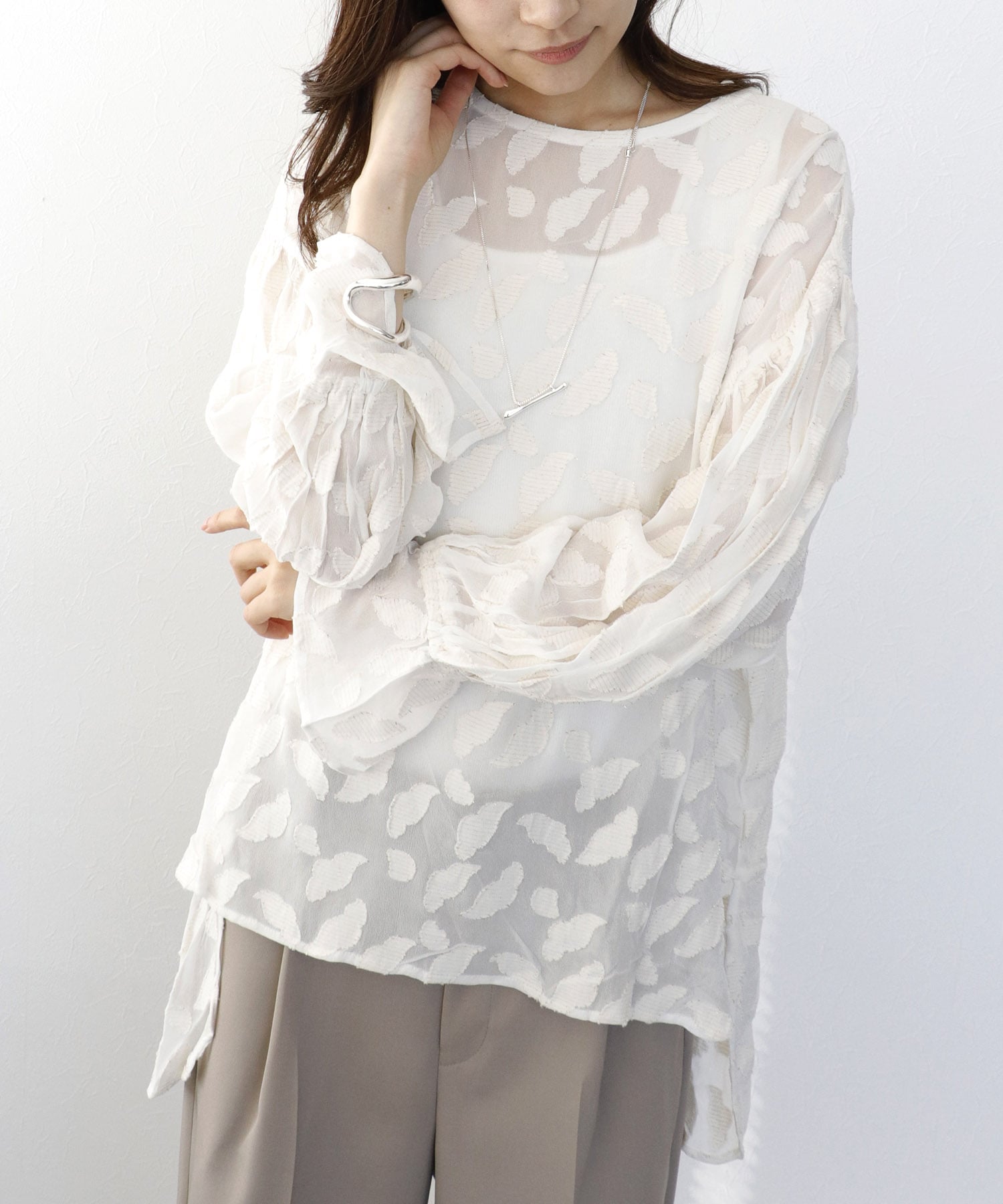 カットジャガードシアーブラウス | AND ON JIONE STORE