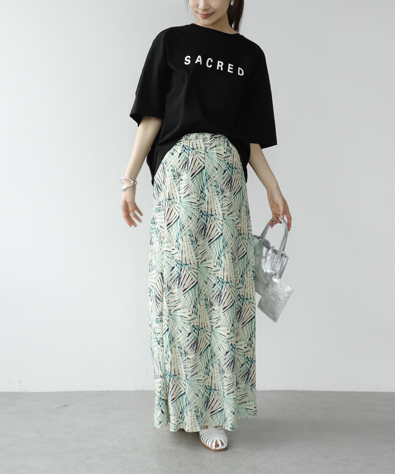 SACRED ロゴTシャツ