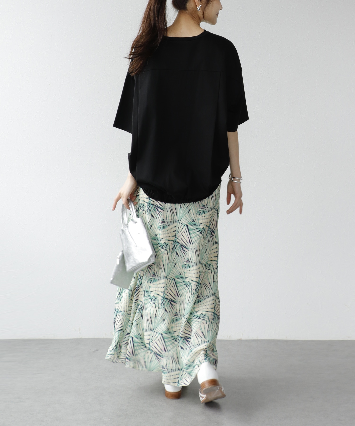 SACRED ロゴTシャツ
