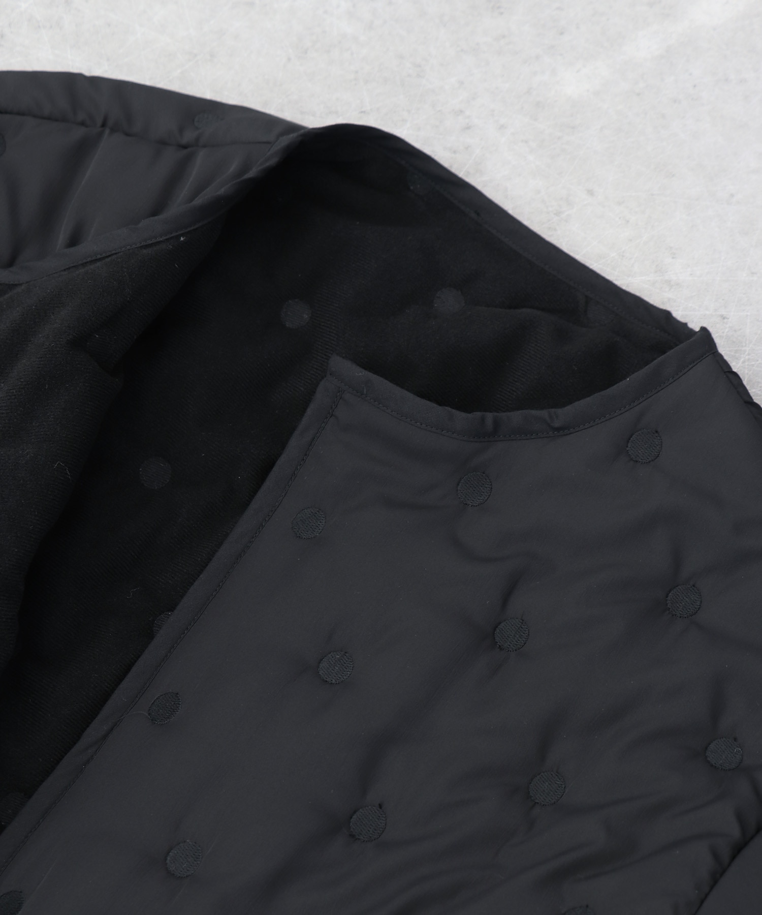 ドット刺繍キルトノーカラーコート