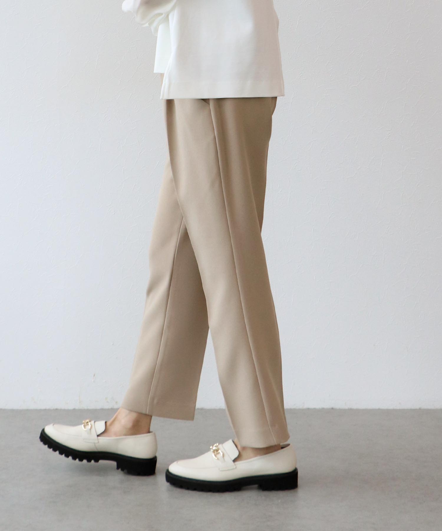 スッキリテーパードパンツ