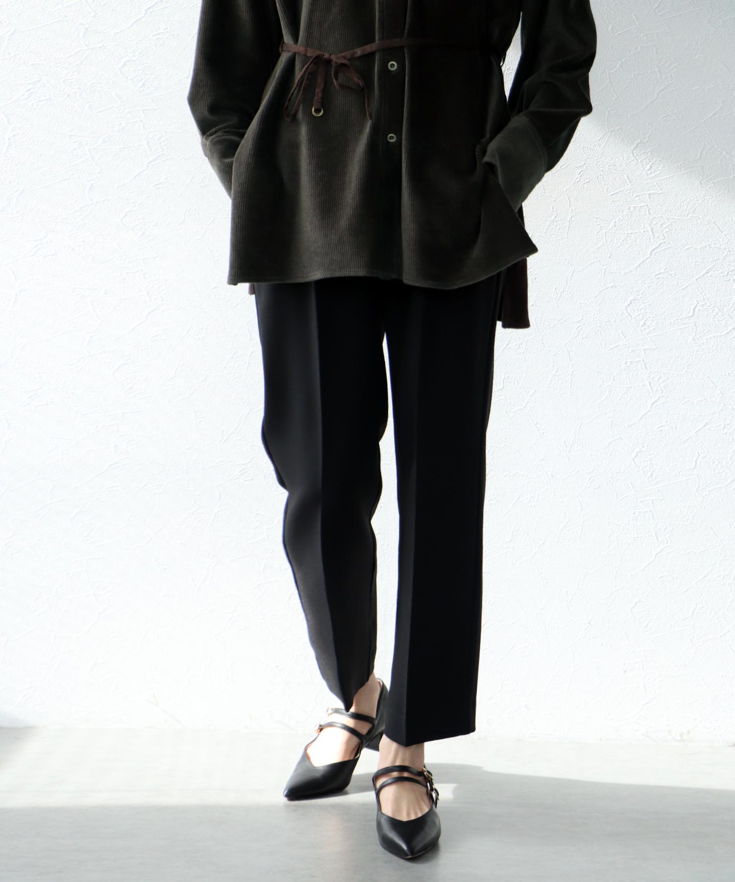 スッキリテーパードパンツ