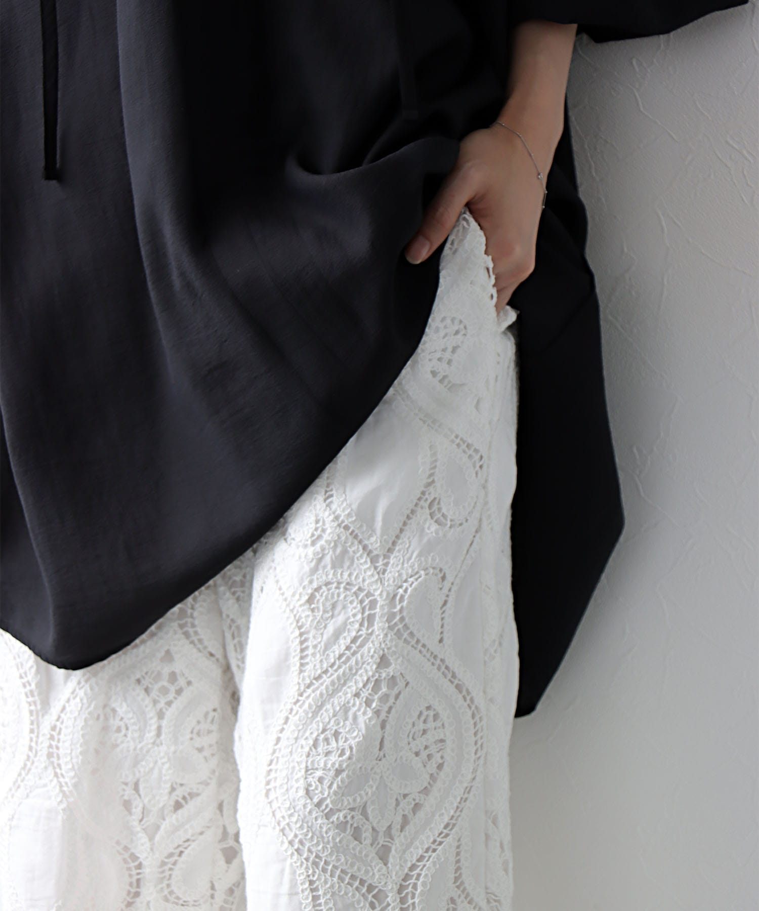 レース刺繍ワイドパンツ