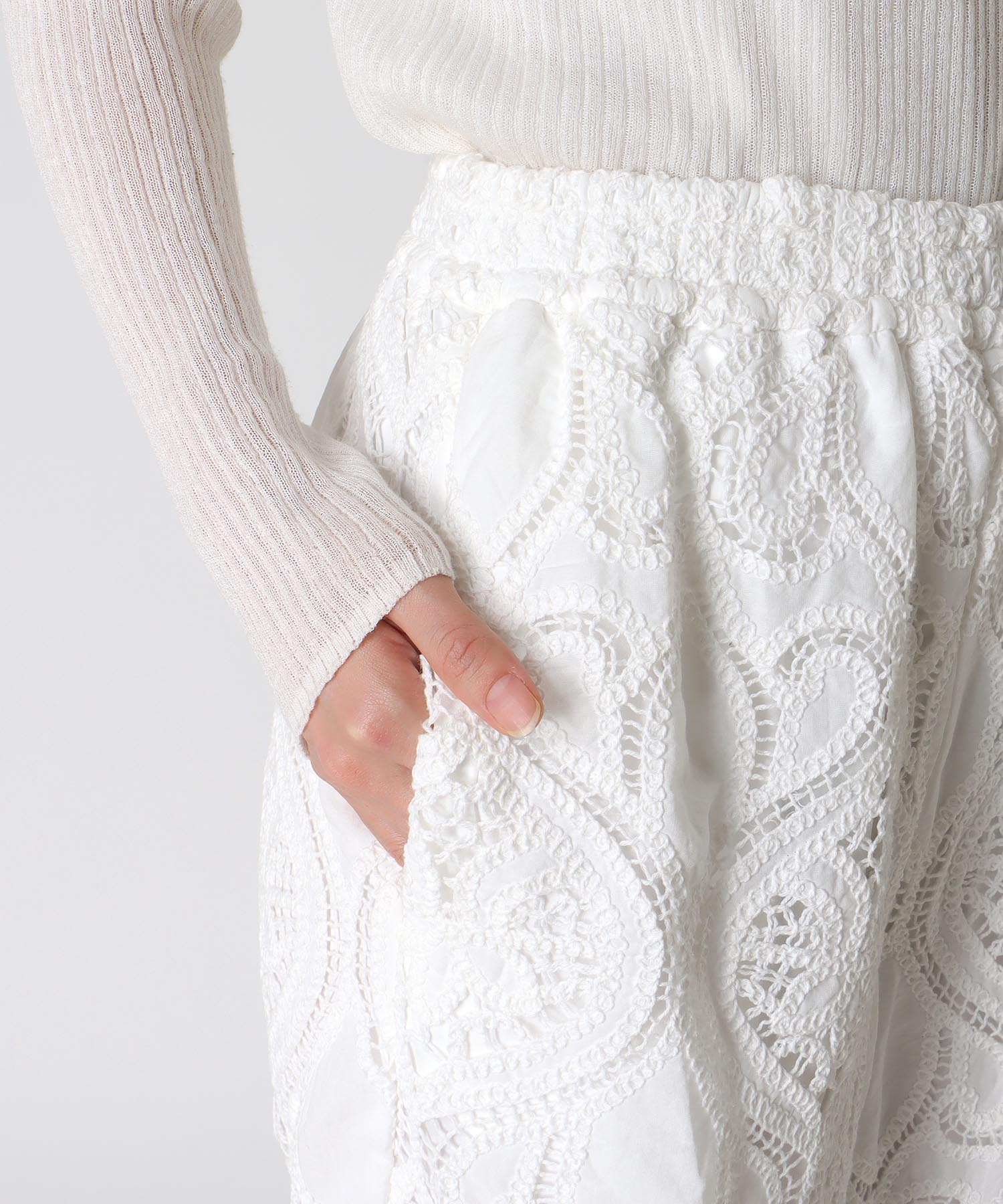 レース刺繍ワイドパンツ