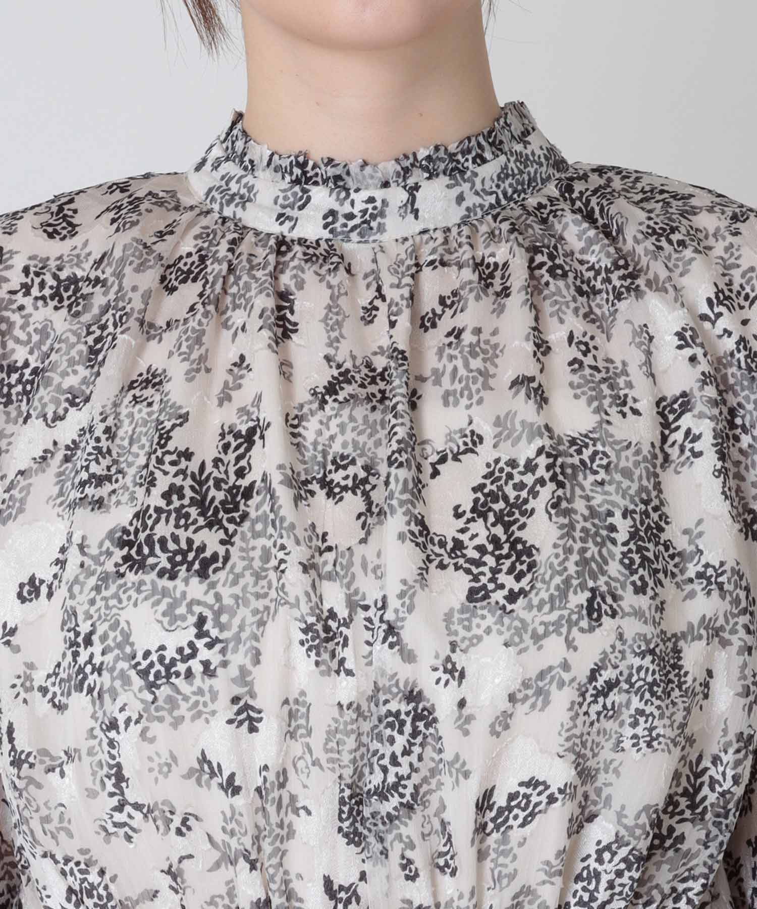 ペイズリー柄スタンドカラーワンピース