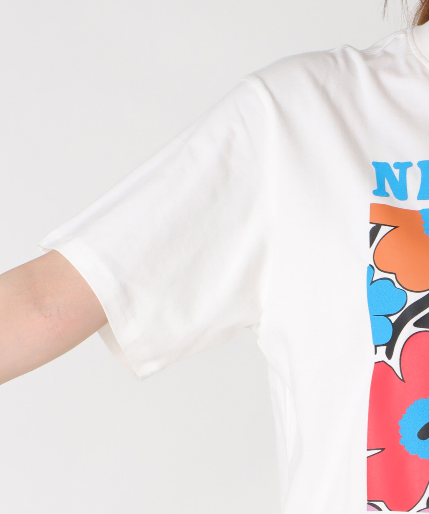フラワープリントTシャツ