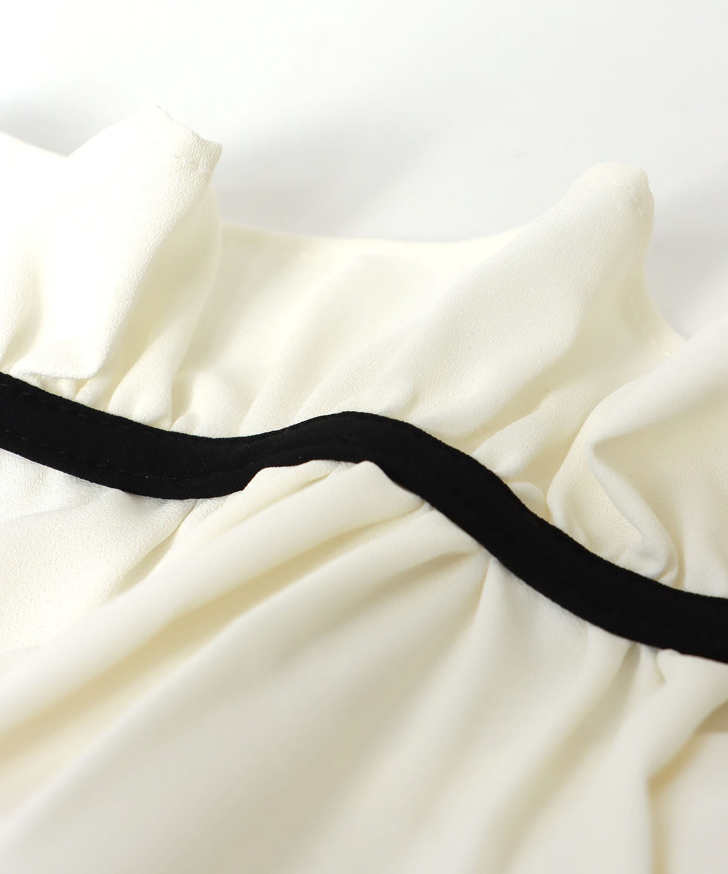 フリルカラーブラウス