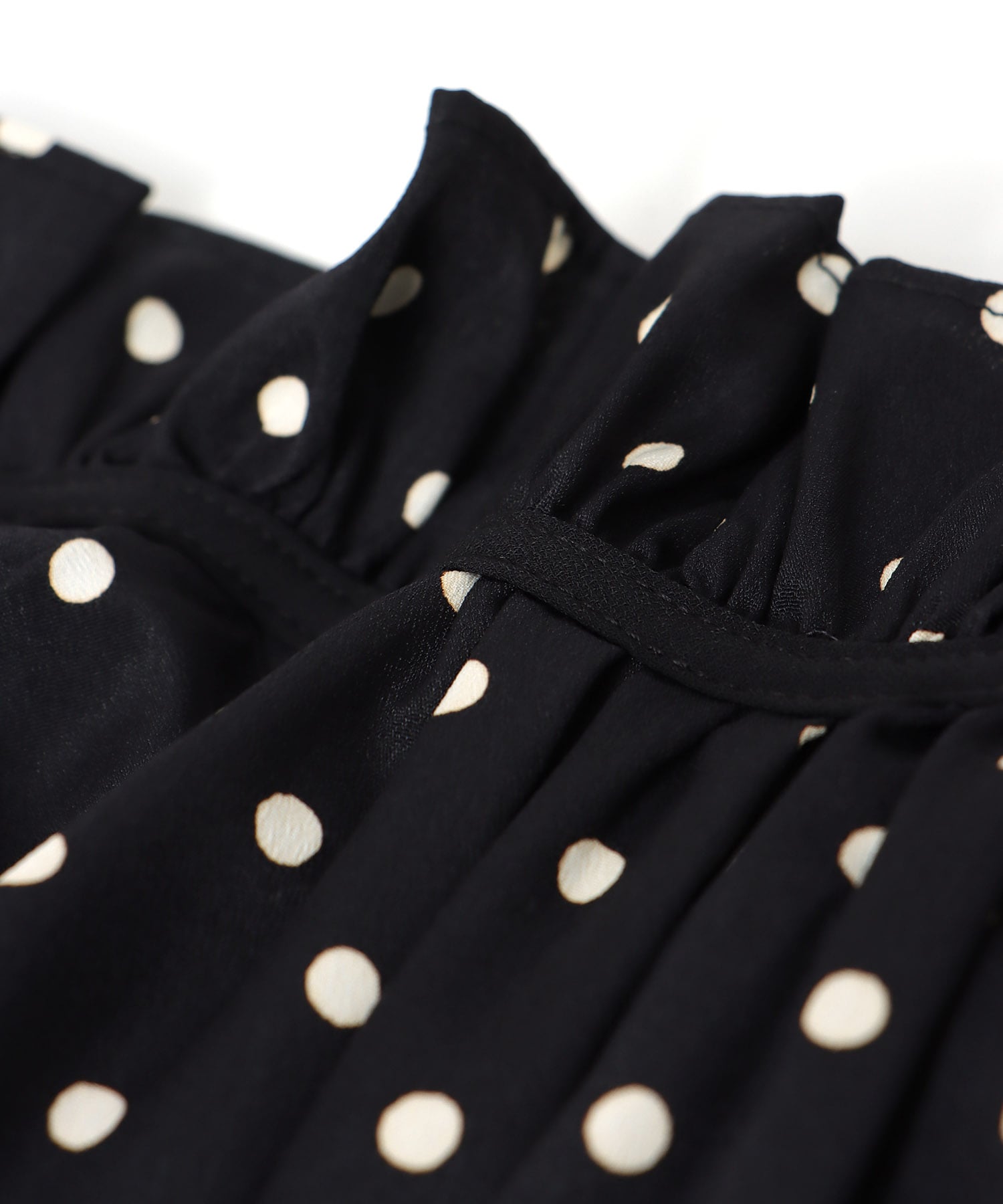 フリルカラーブラウス