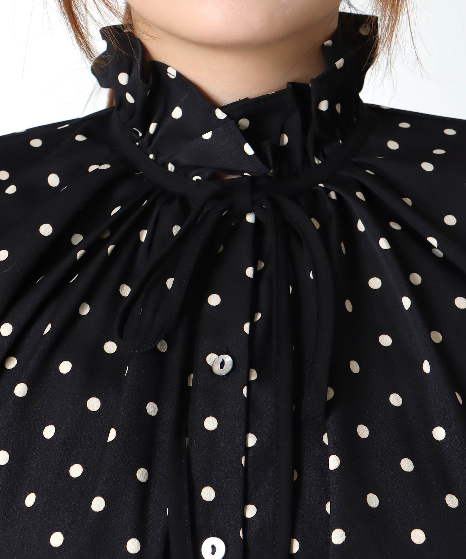 フリルカラーブラウス