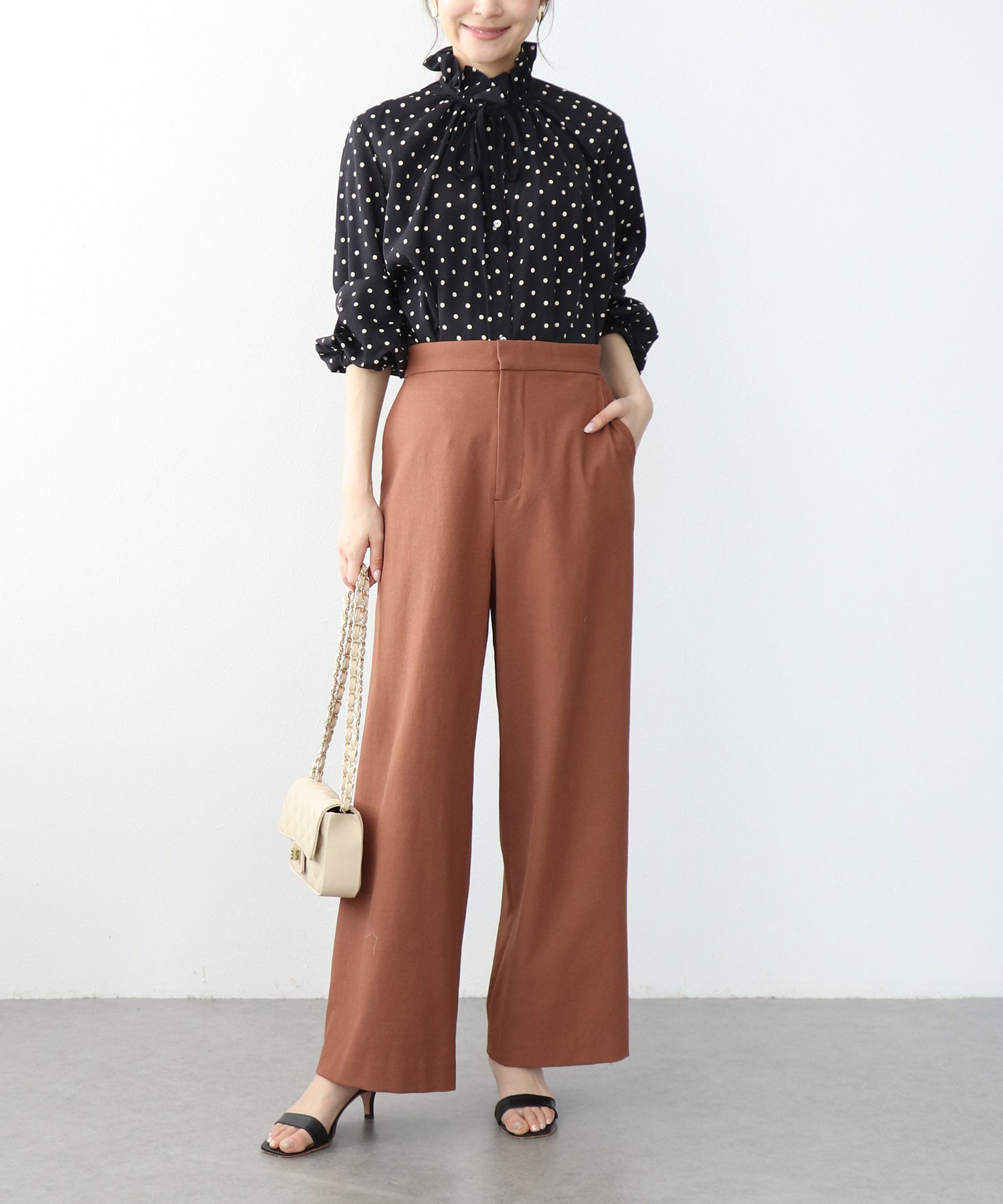 フリルカラーブラウス