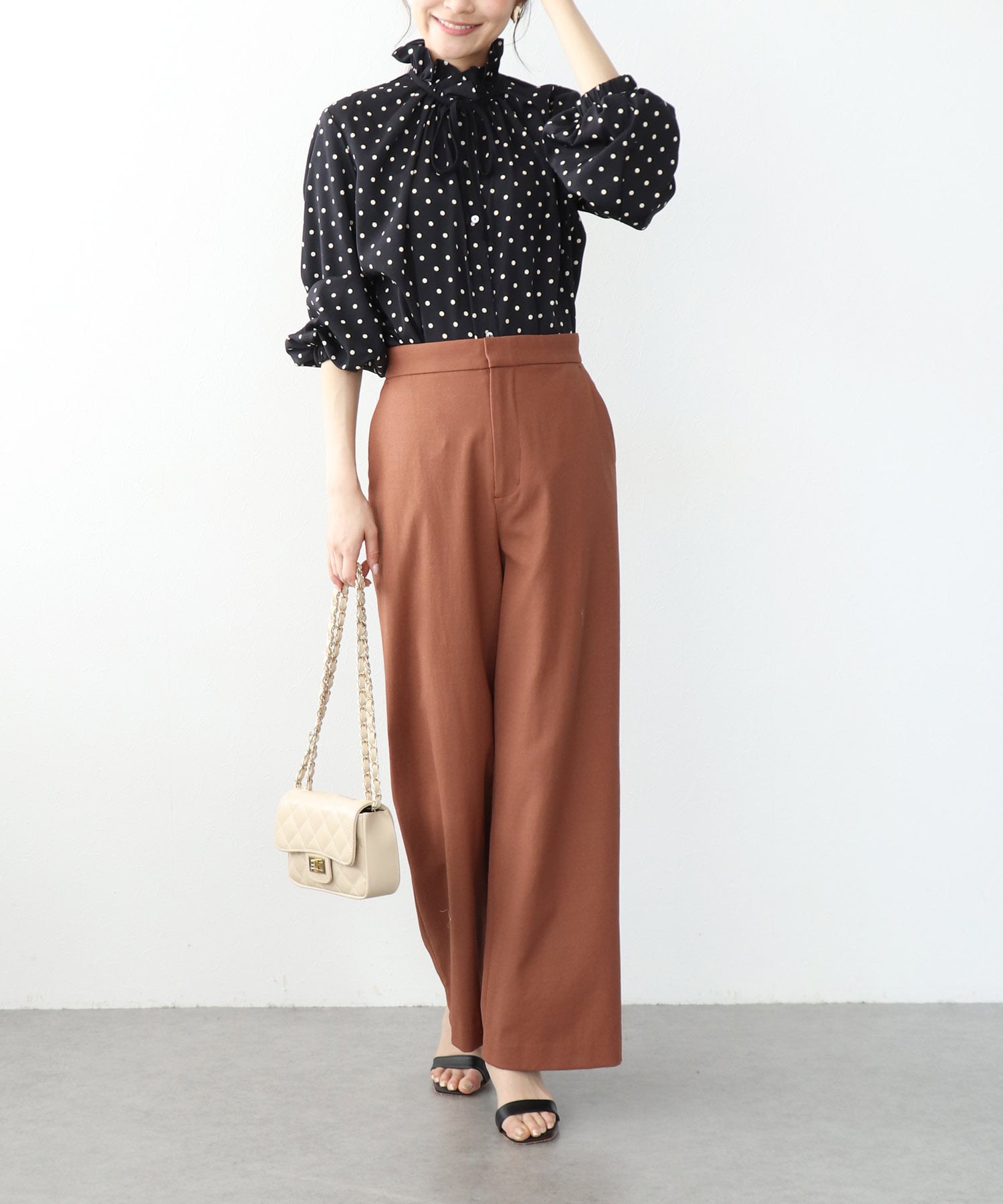 フリルカラーブラウス