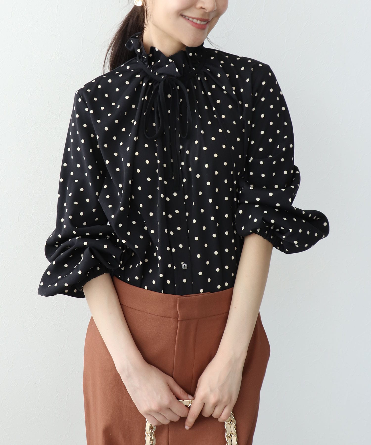 フリルカラーブラウス