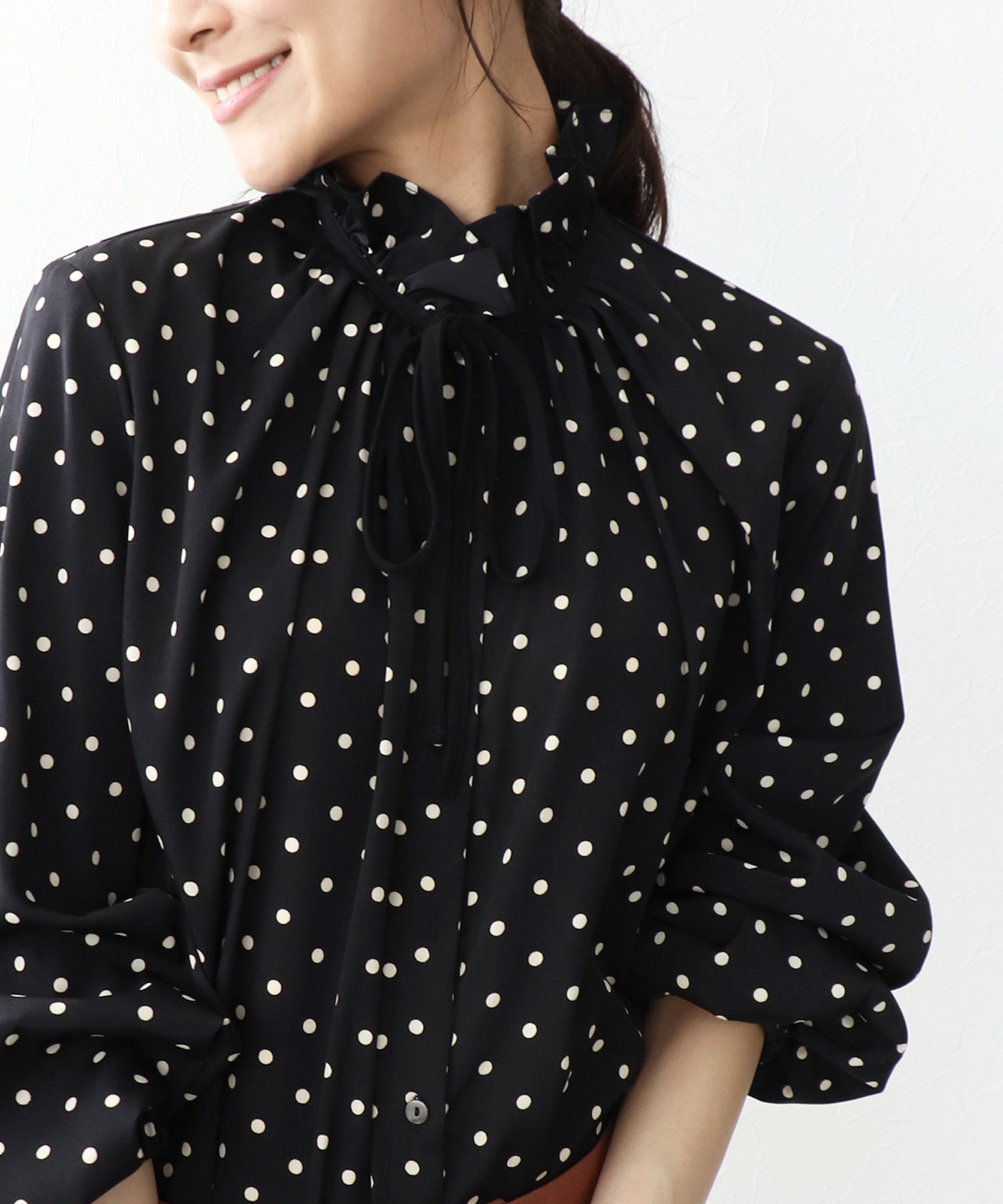 フリルカラーブラウス