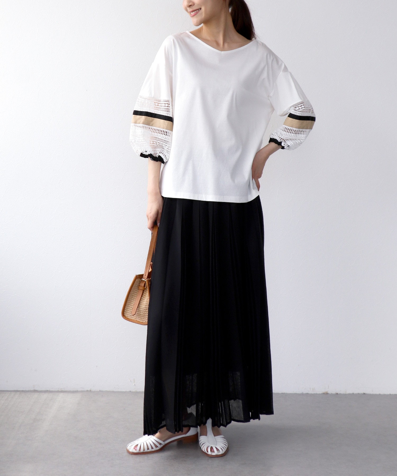 袖口レースブラウス