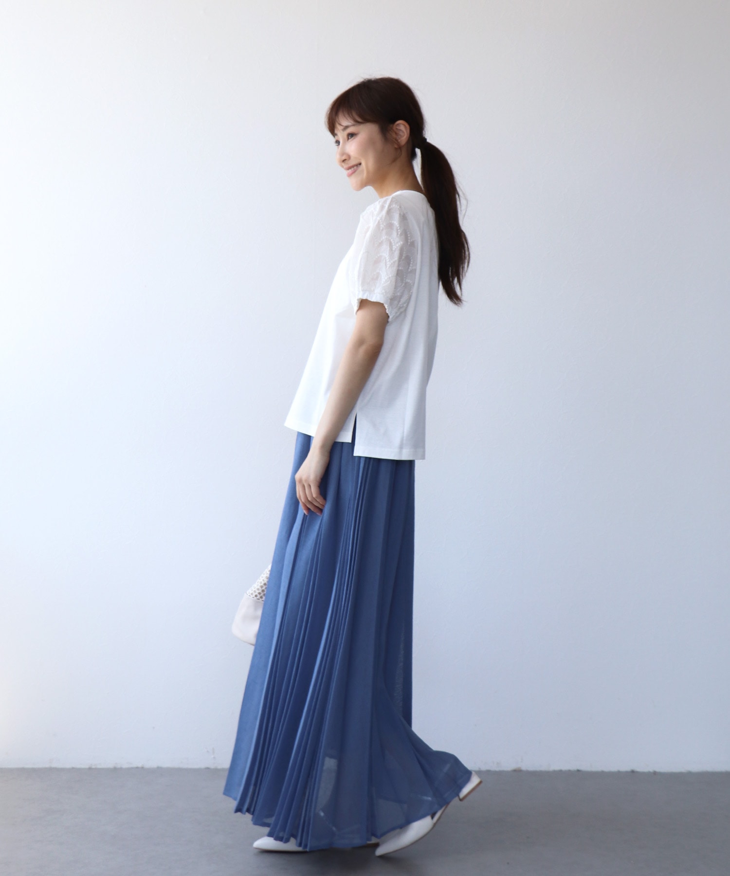 ウェーブ刺繍トップス
