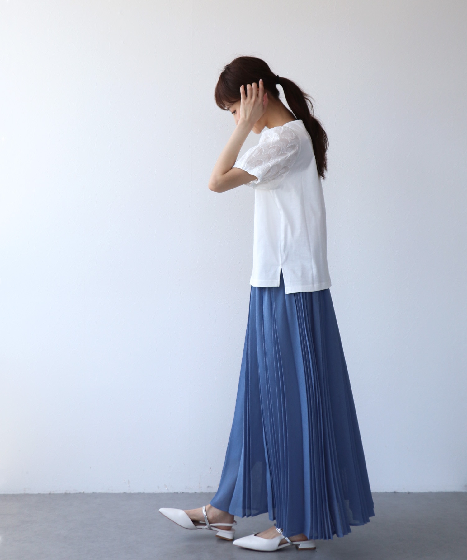 ウェーブ刺繍トップス