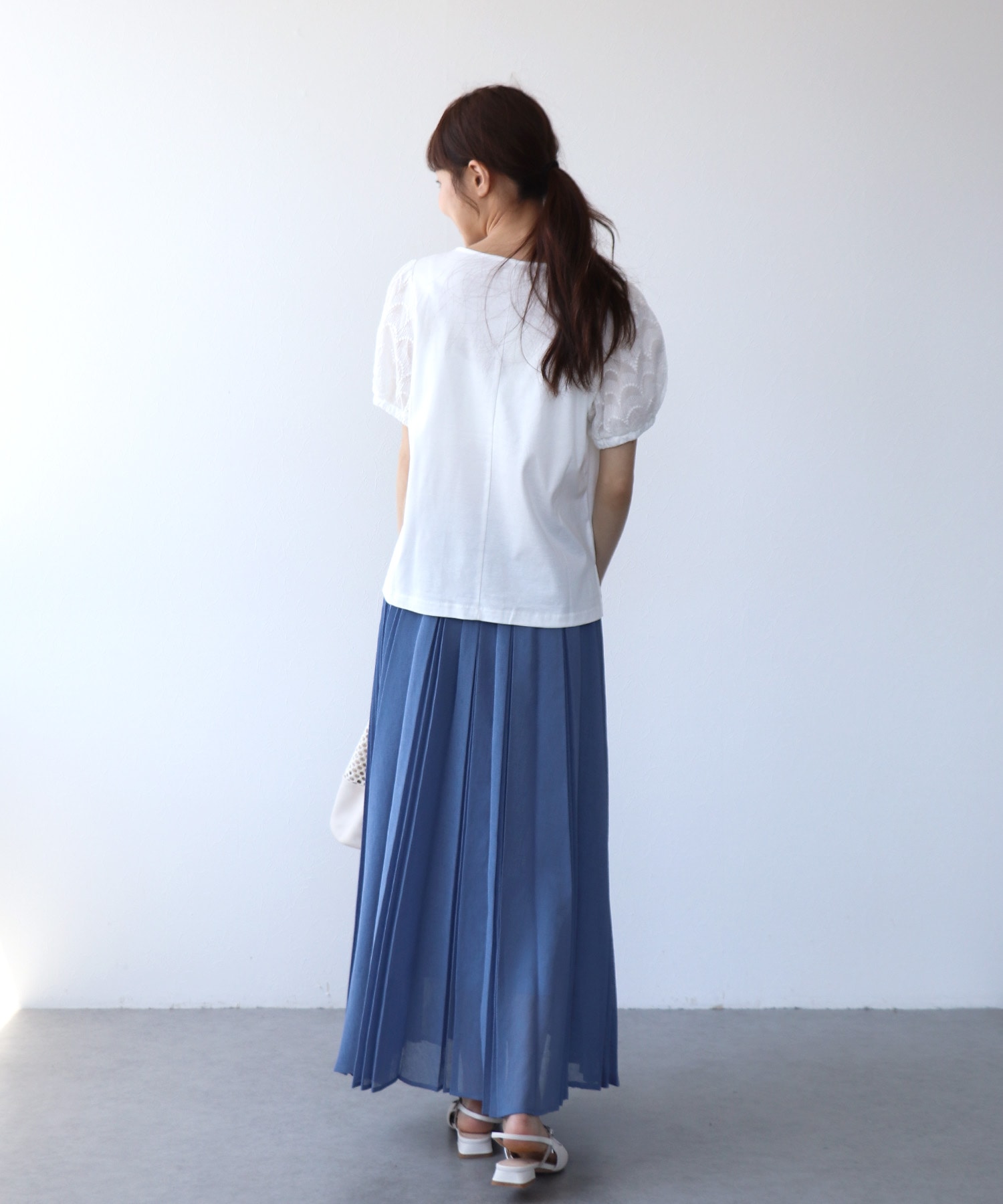 ウェーブ刺繍トップス