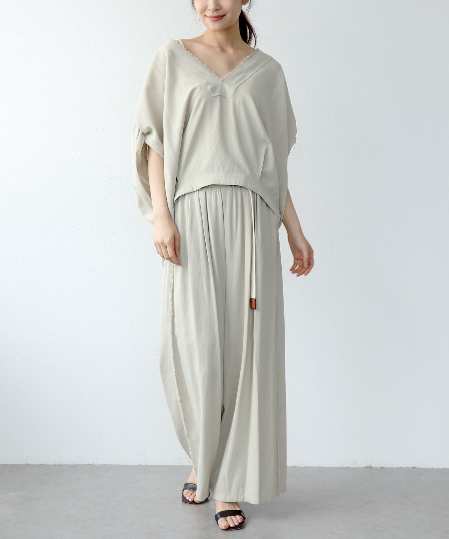 Vネックフリンジスリーブブラウス